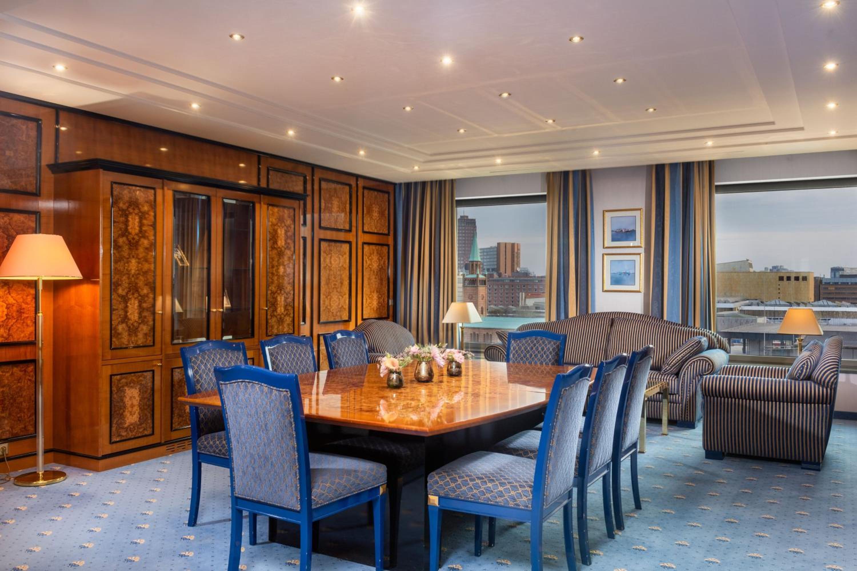 One-Bedroom Ambassador Suite - Club Lounge Access thumbnail 6