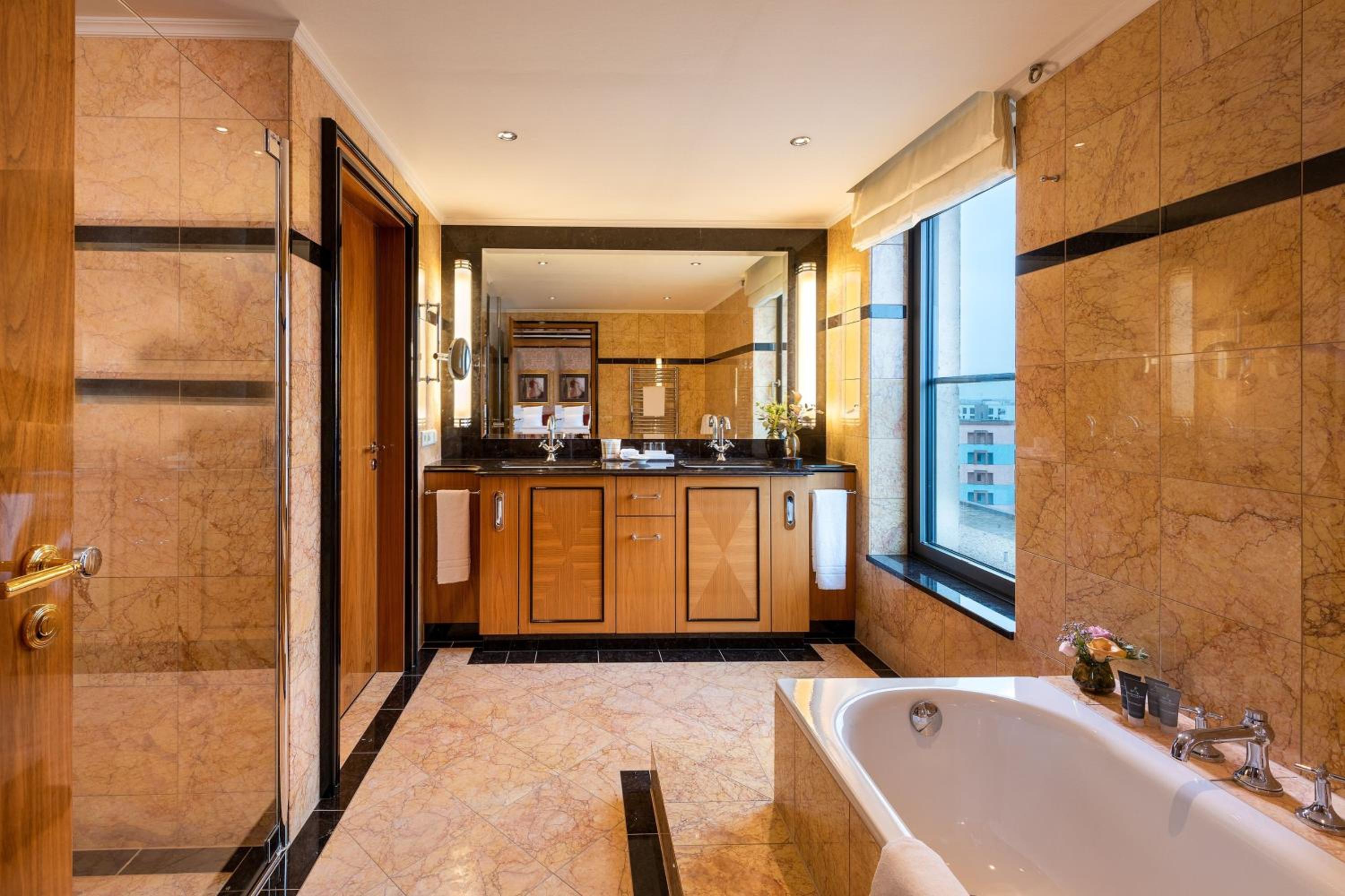 One-Bedroom Premium Suite thumbnail 6
