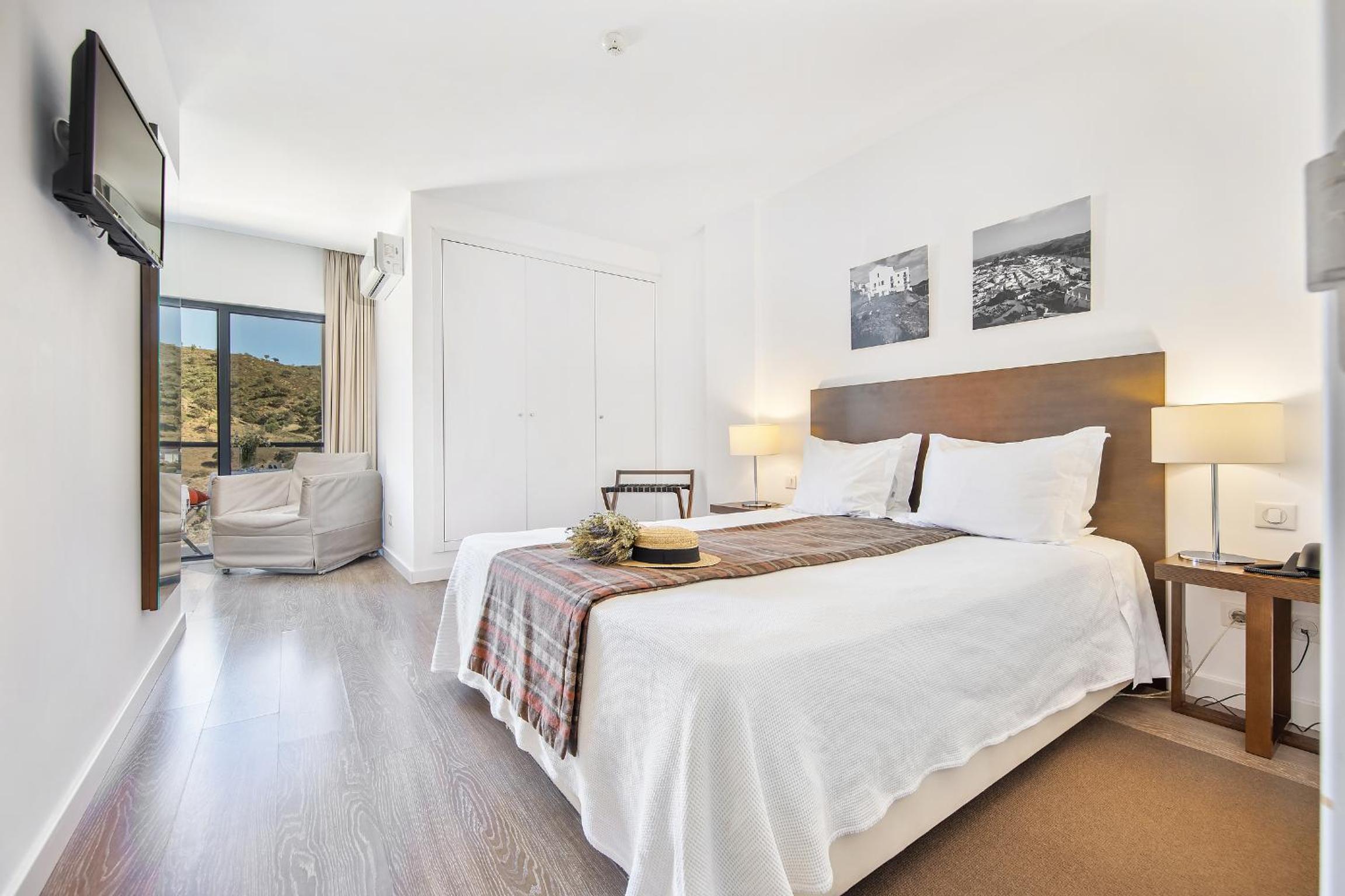Double or Twin Room with River View - Photo 8