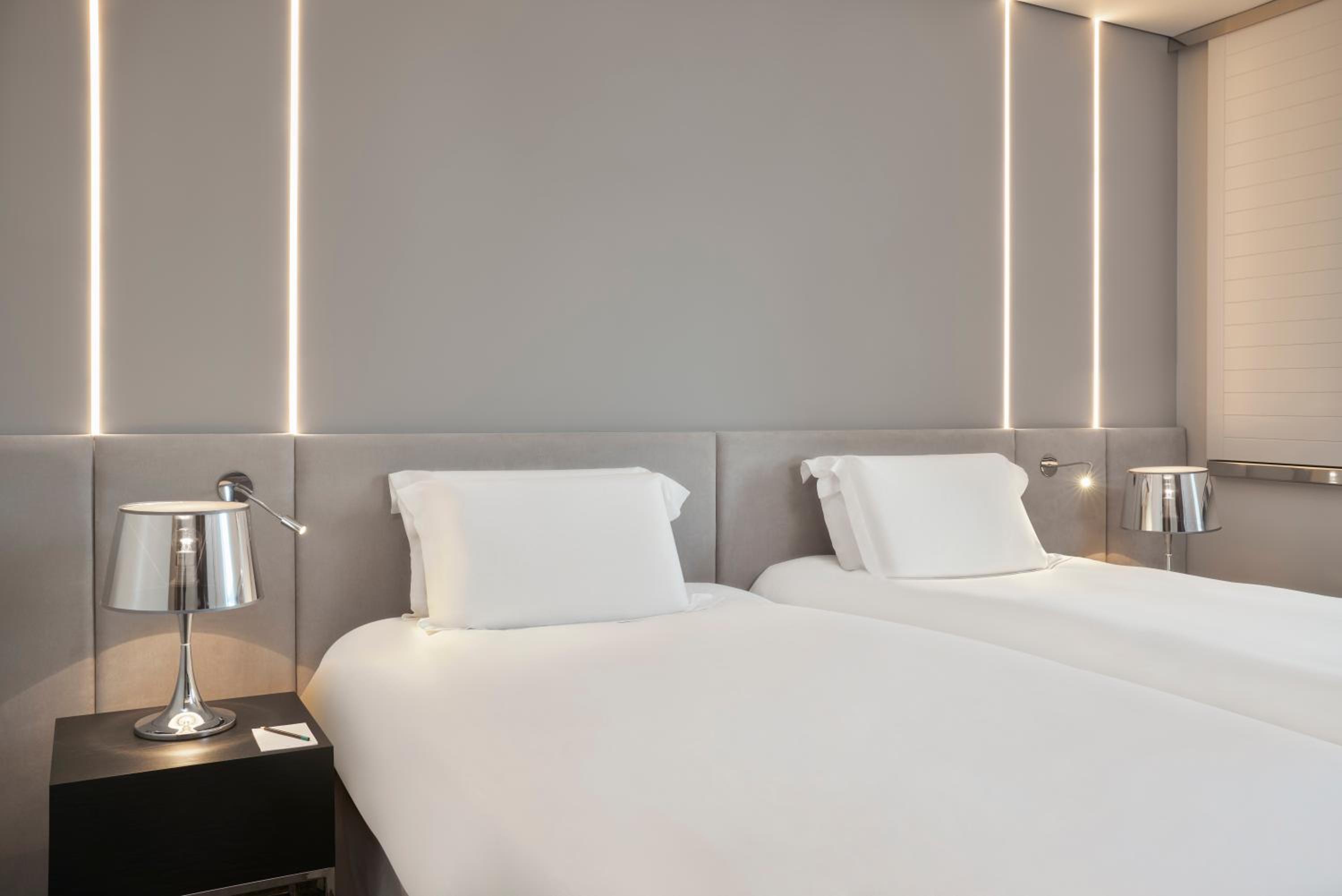 Superior Twin Room thumbnail 6