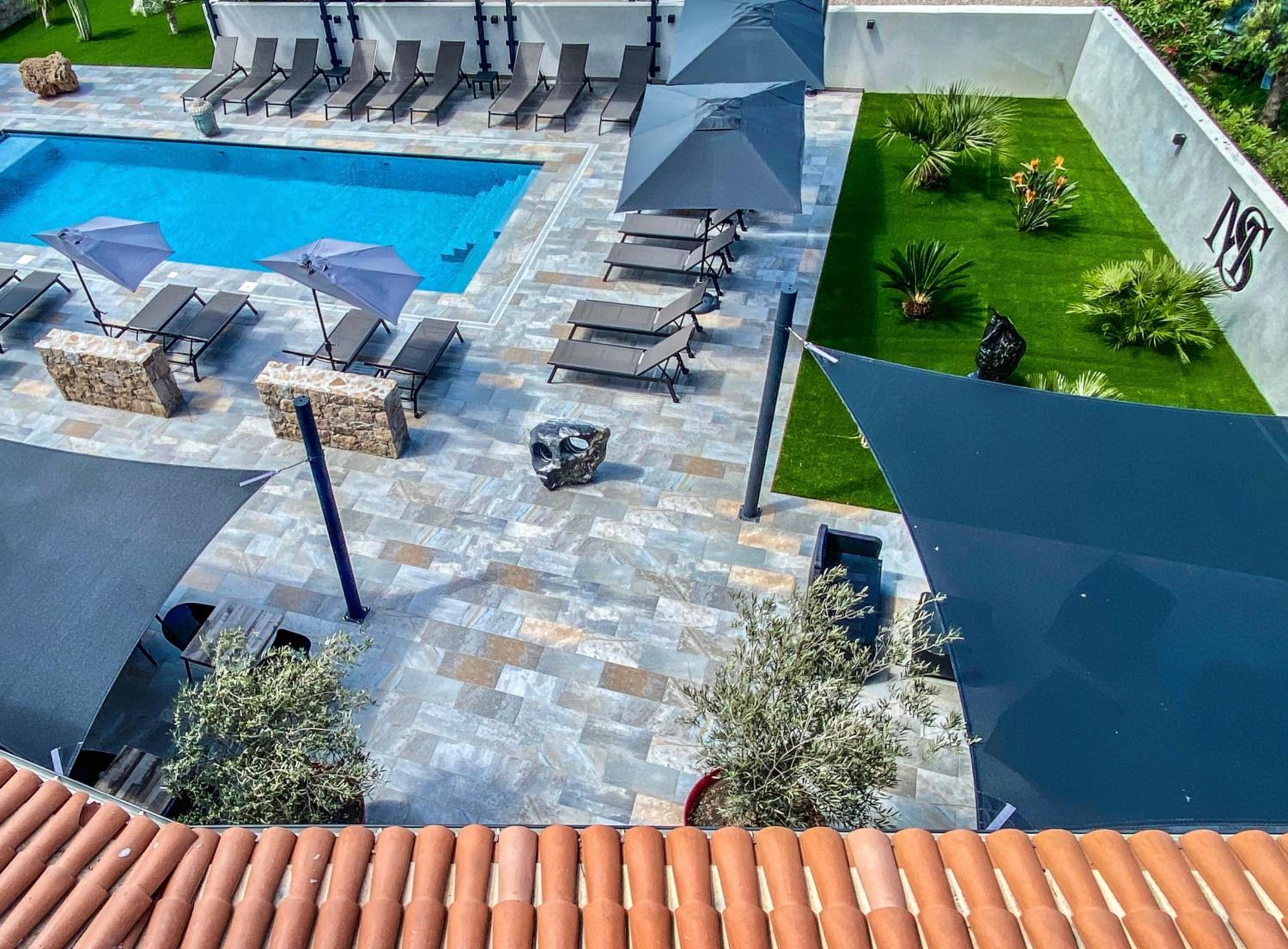 Double Room with Pool View - Photo 5