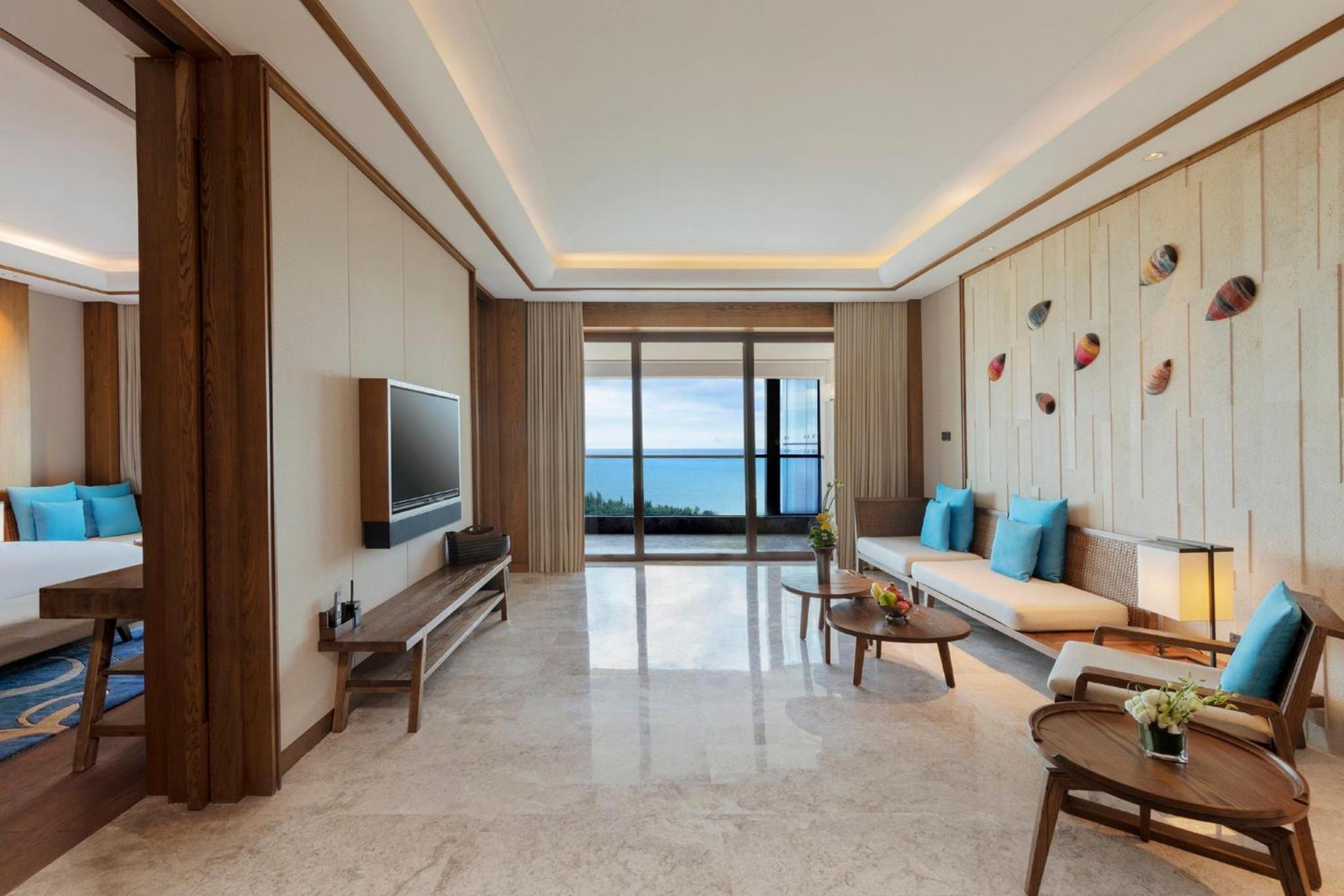 One-Bedroom King Suite with Ocean View - Lounge Access