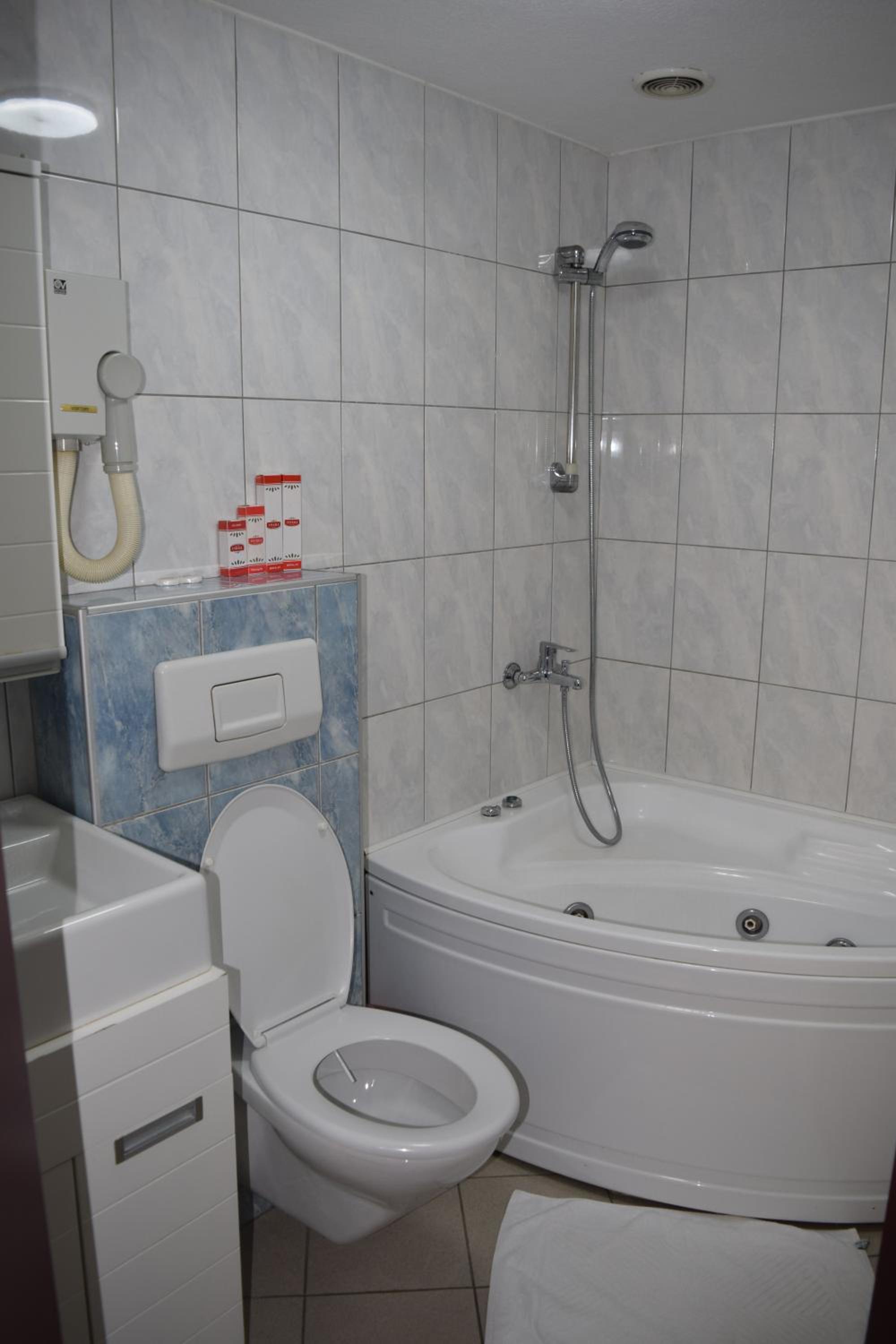 Large Double Room - Photo 22