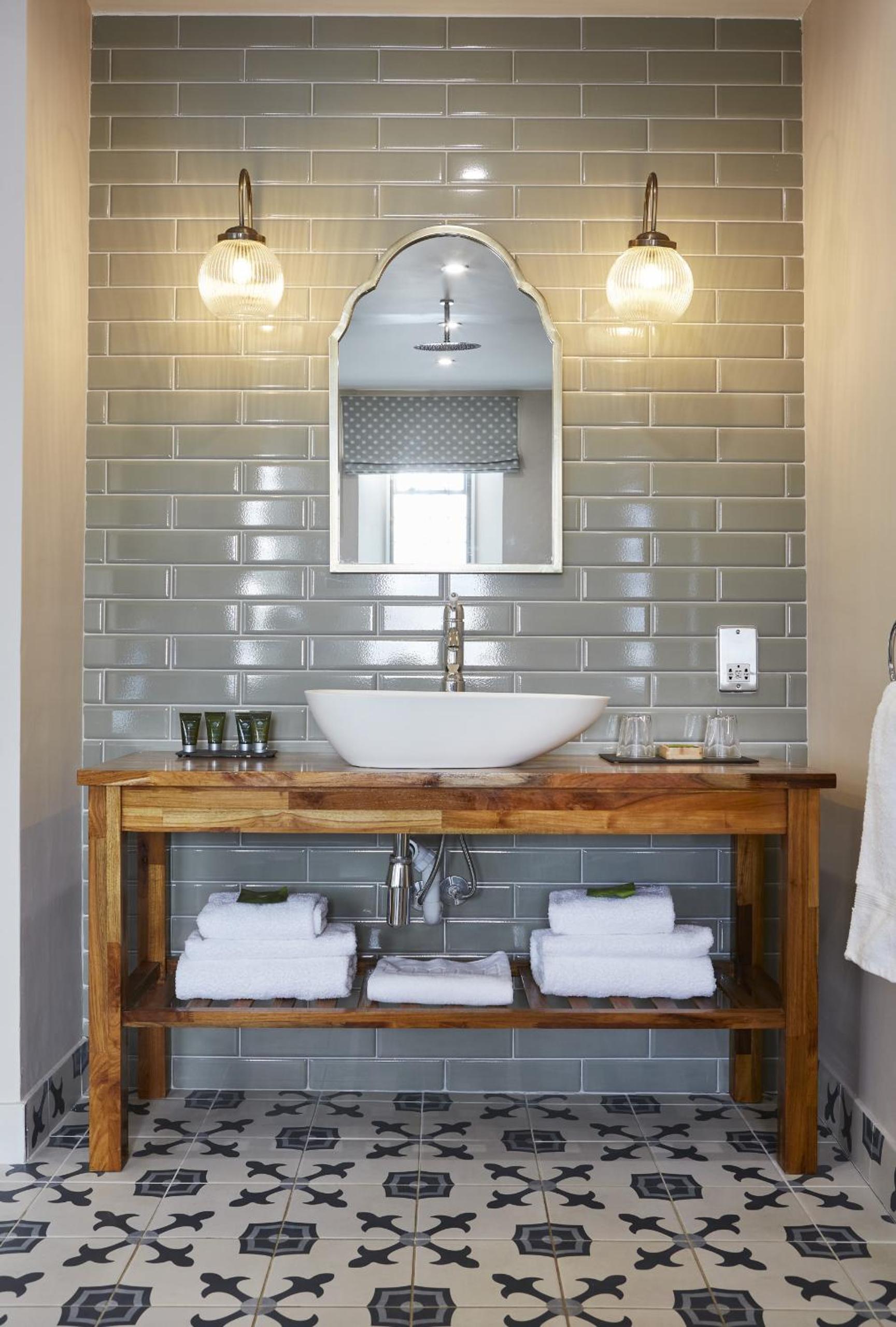 Superior Suite - Photo 9