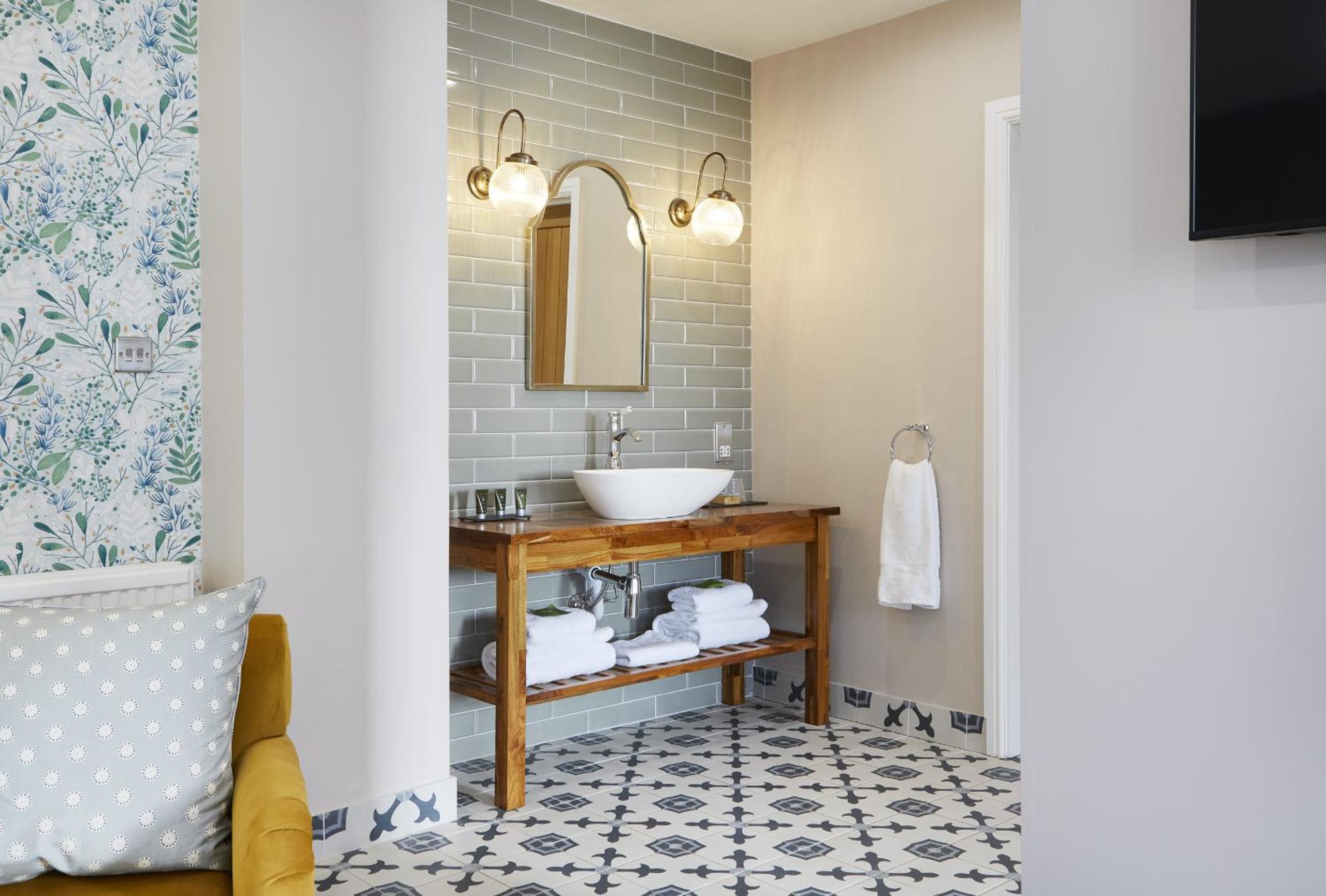 Superior Suite - Photo 10