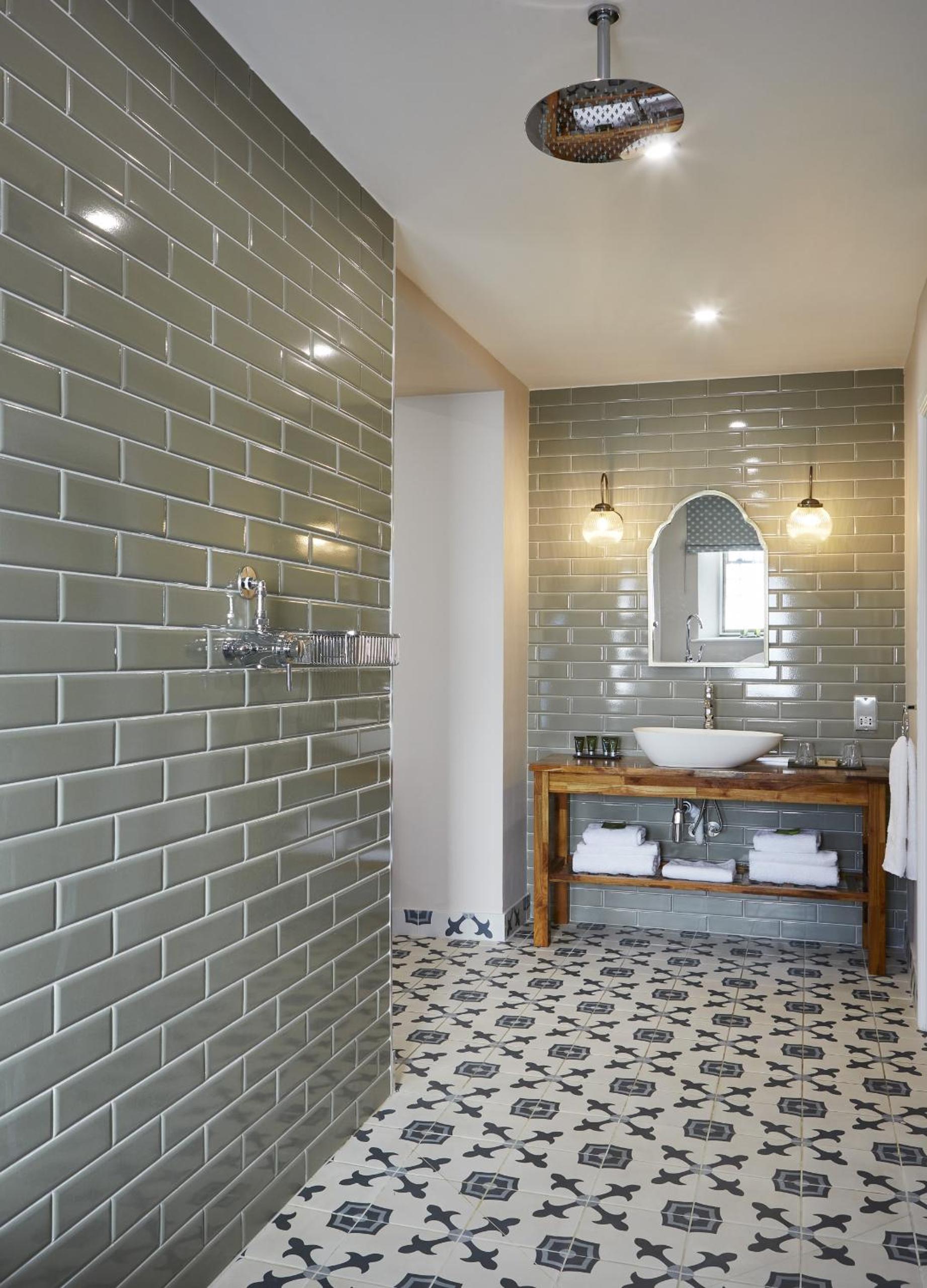 Superior Suite - Photo 11
