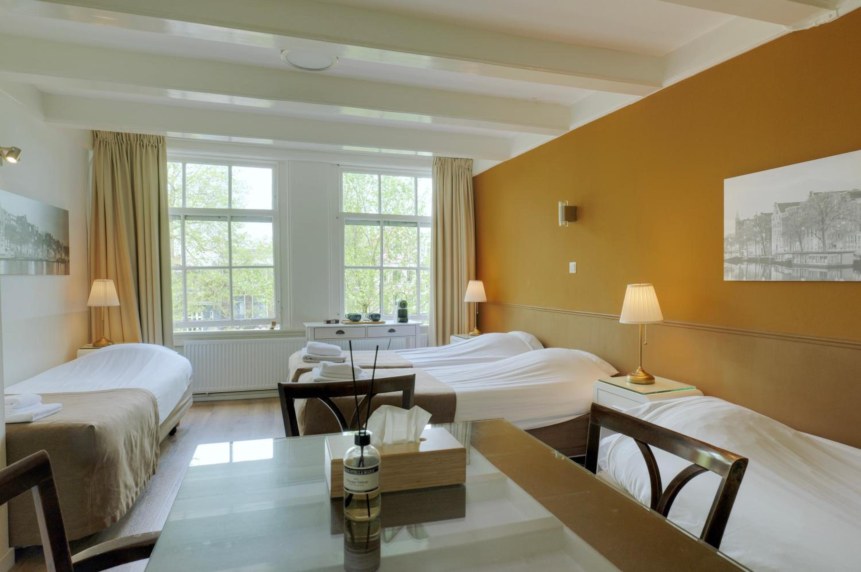 Family Room with Lake View thumbnail 5