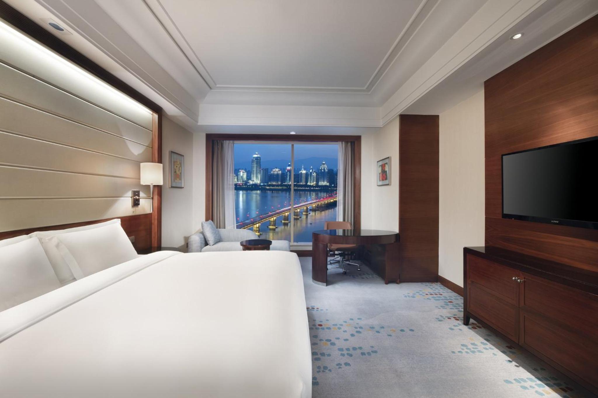 Standard King Room with River View - Photo 9