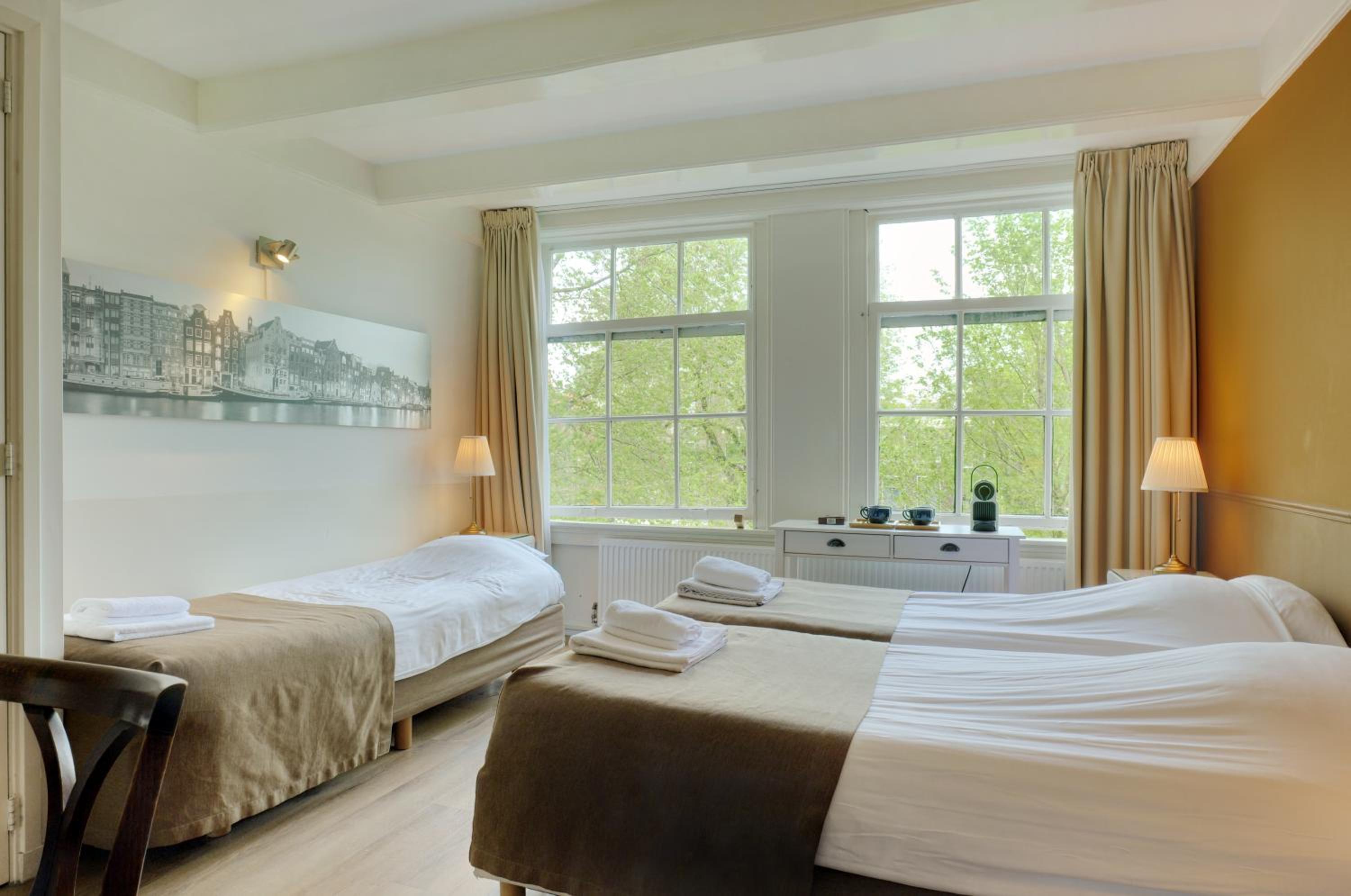 Family Room with Lake View photo 1