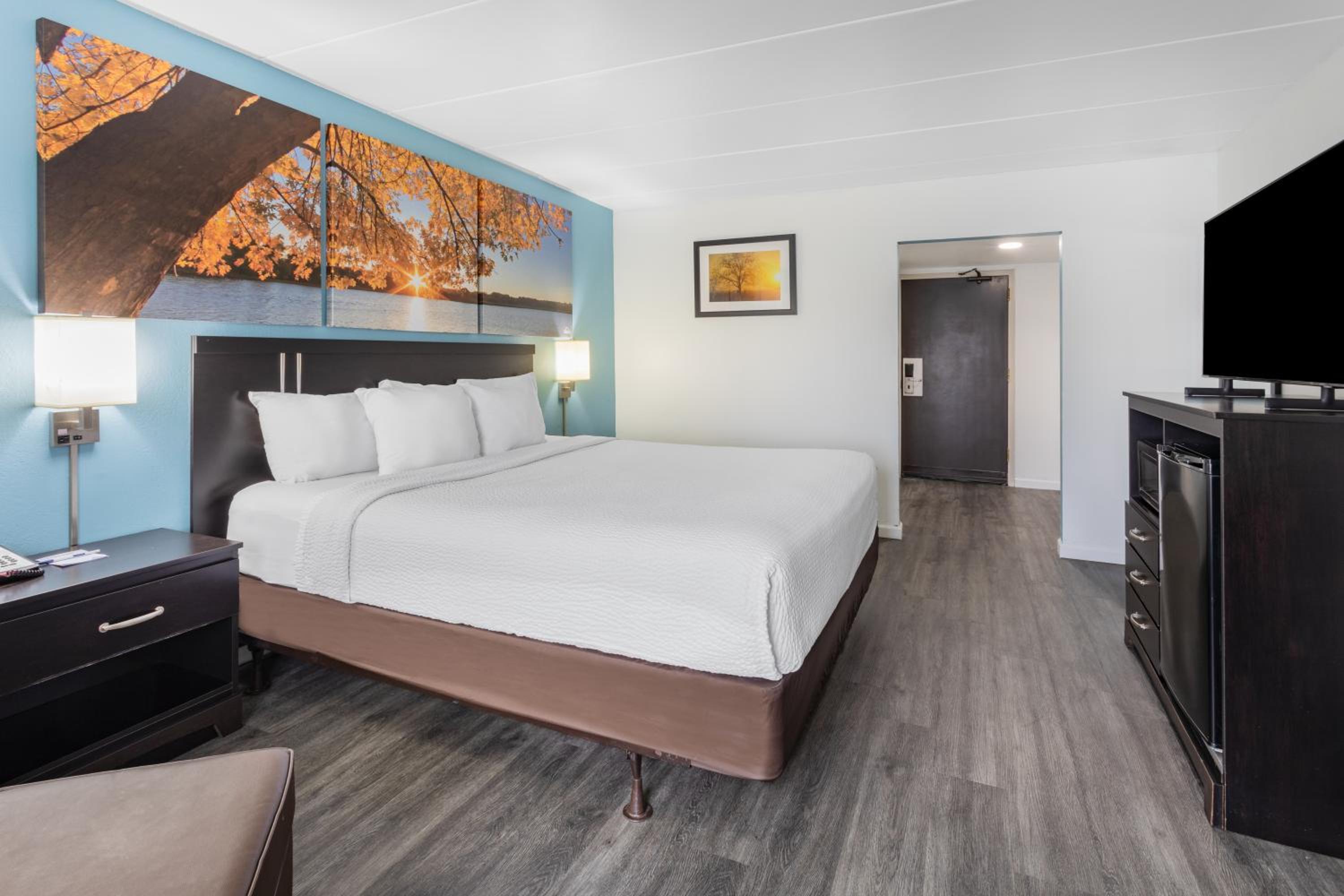 King Room - Non-Smoking - Photo 3
