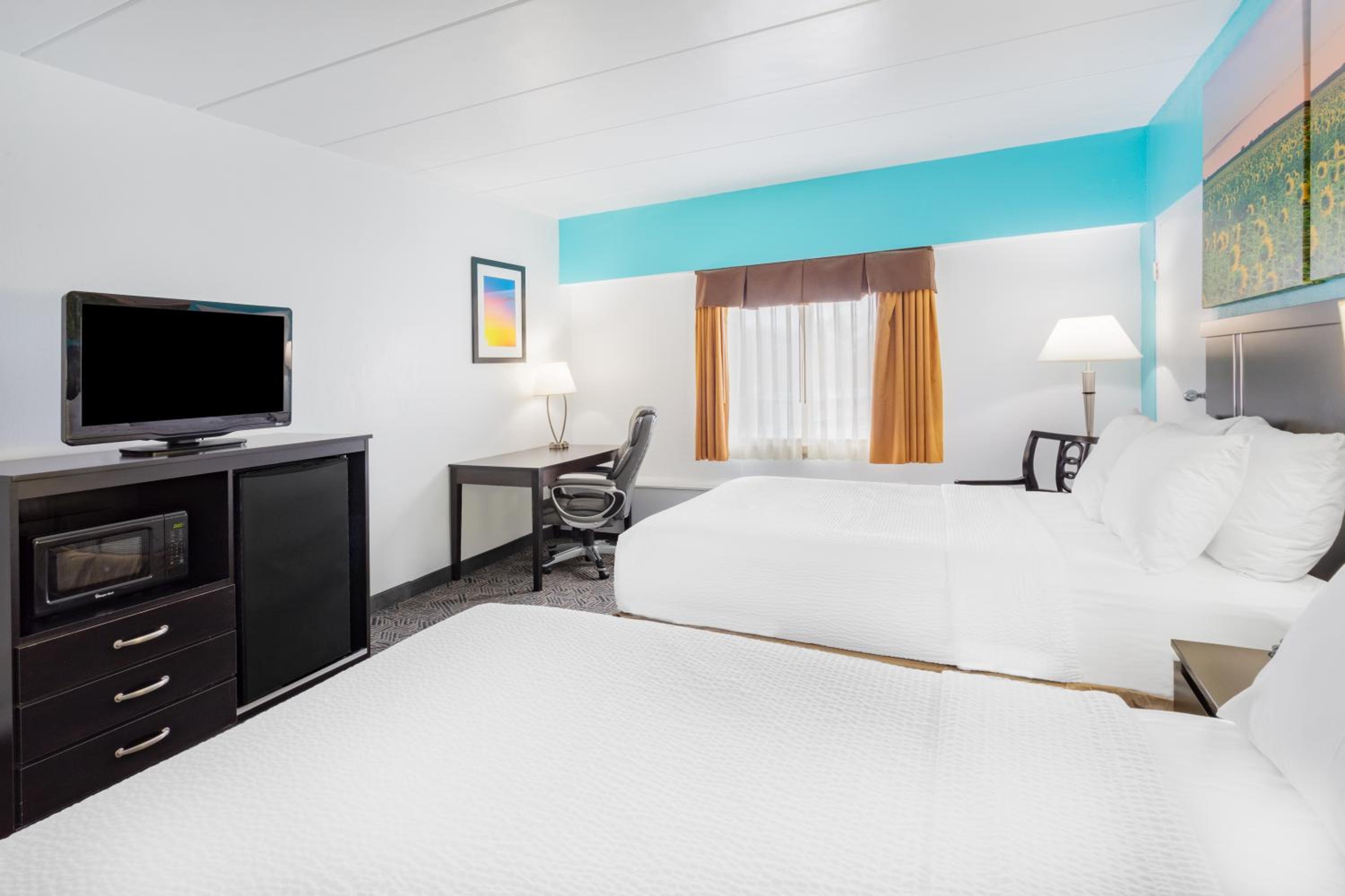 Double Room with Two Double Beds - Non-Smoking - Photo 2
