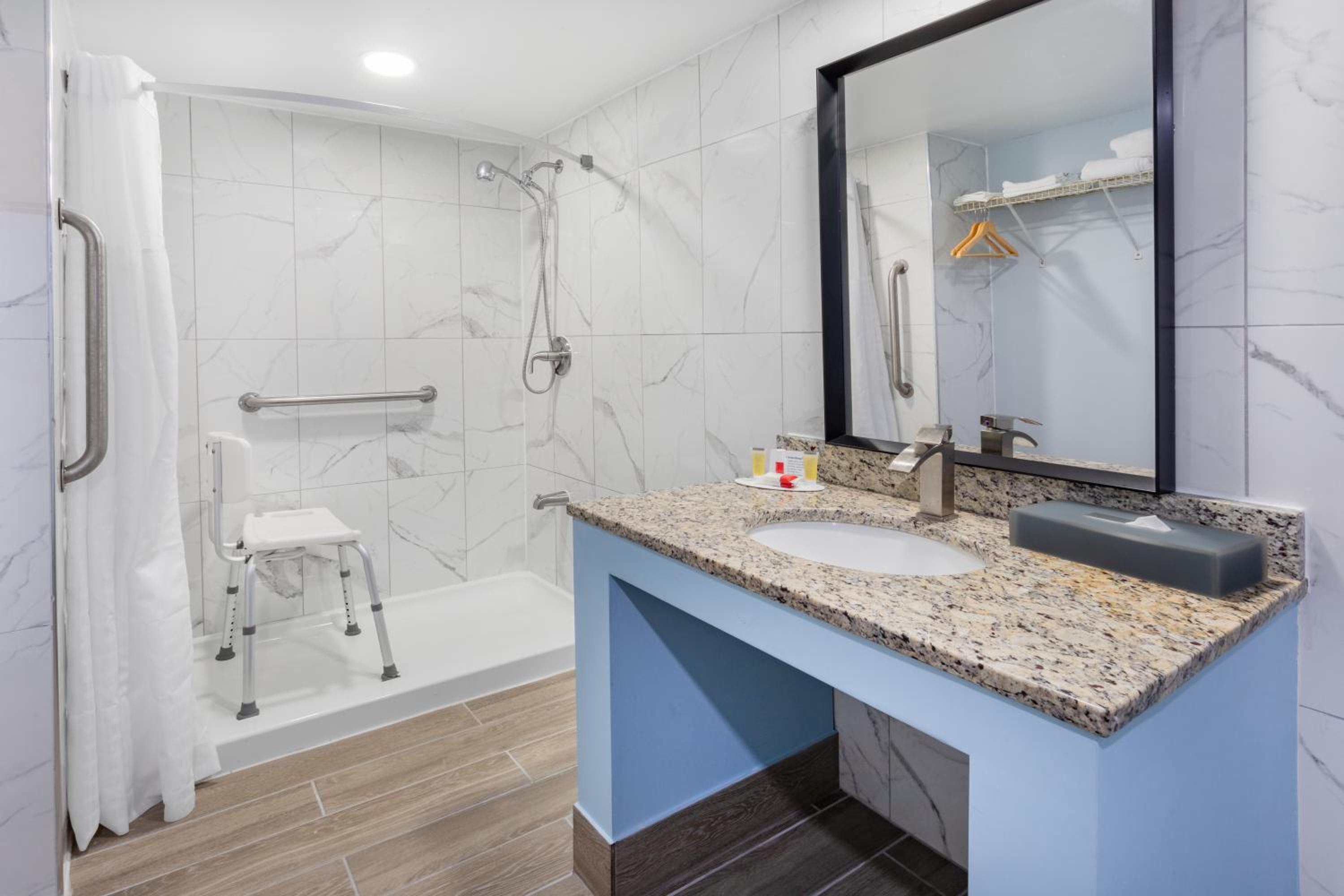 Double Room with Two Double Beds and Shower - Mobility Accessible/Non-Smoking - Photo 3