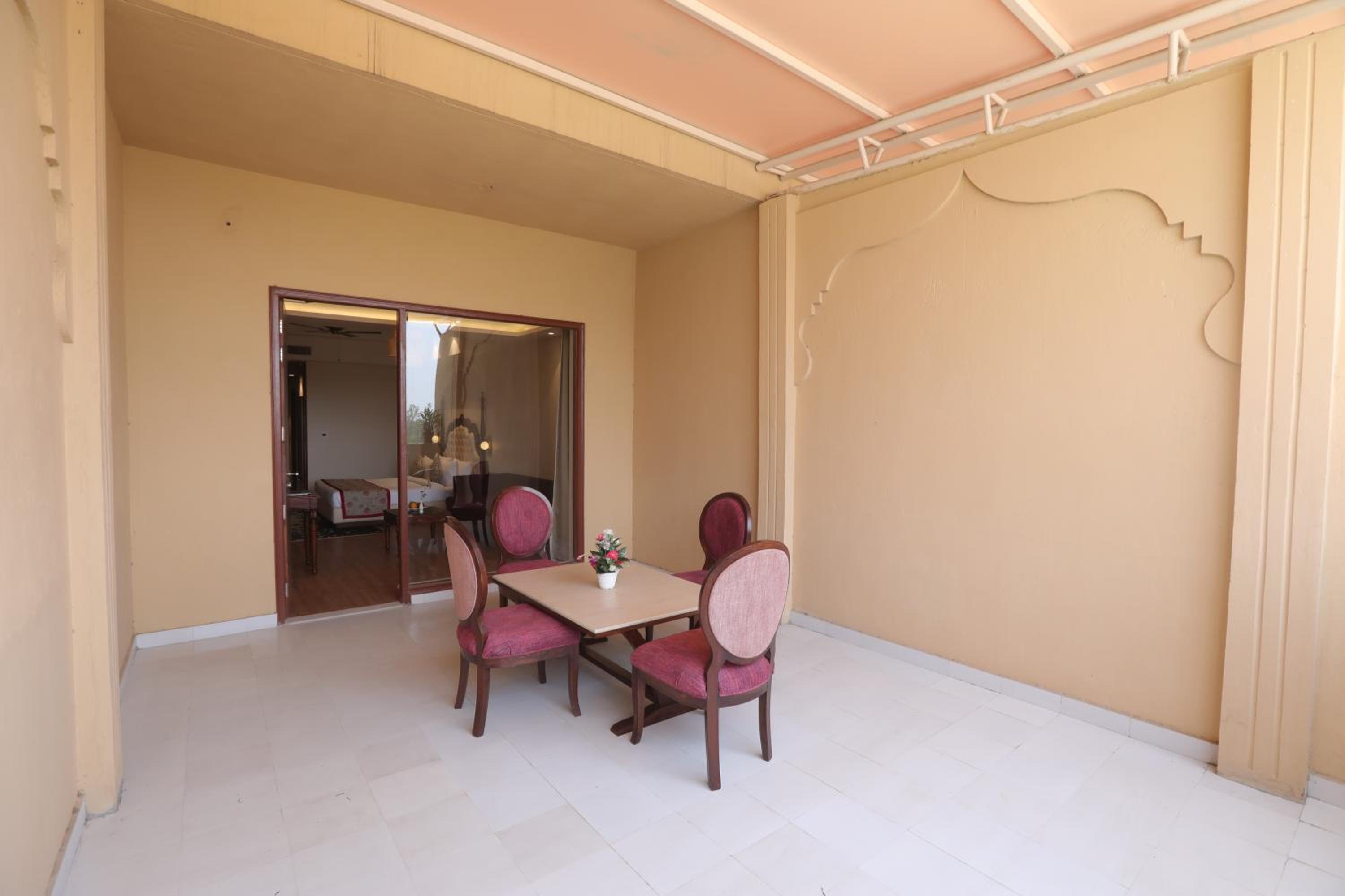 Mughal Club Room with Balcony - Photo 4