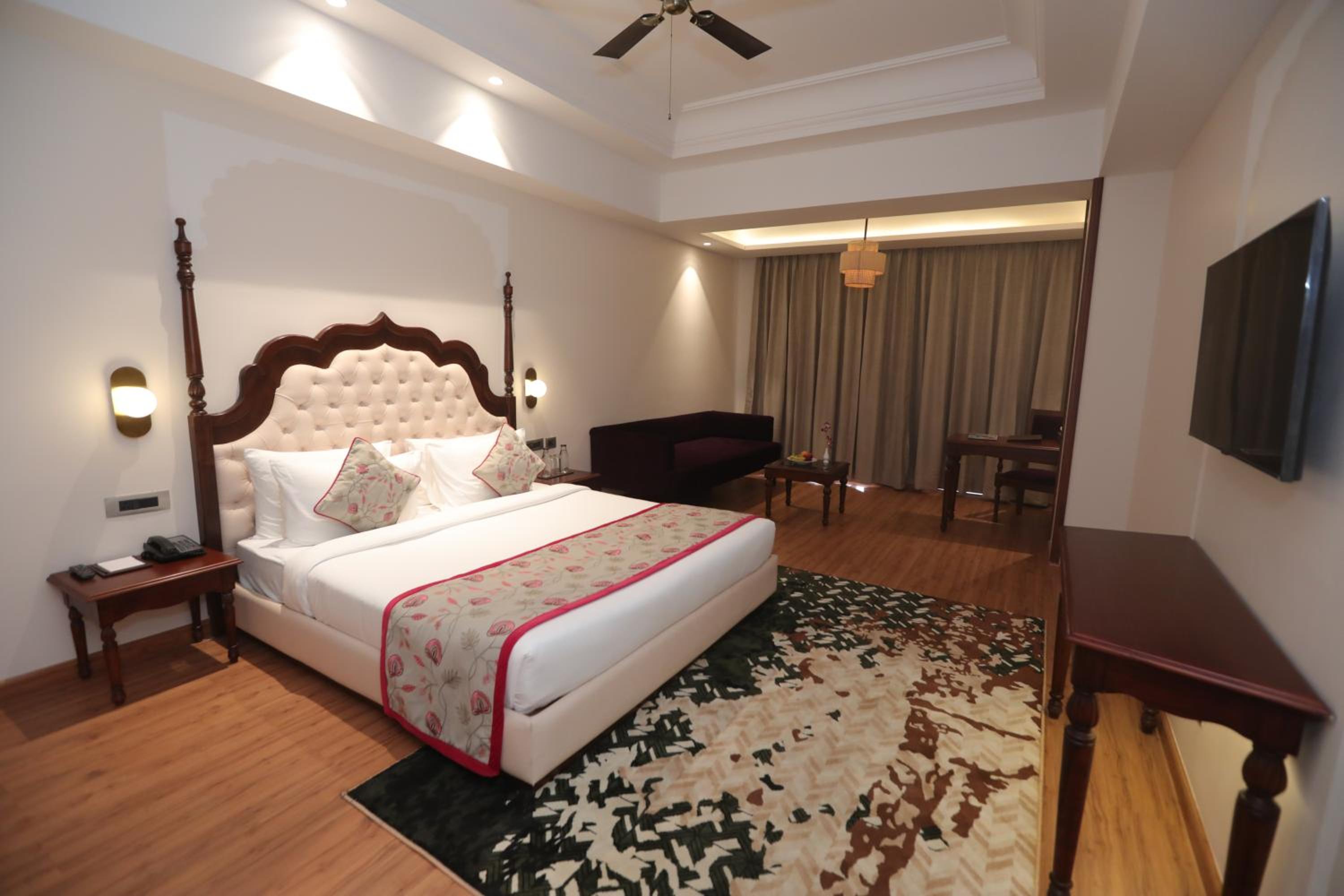 Mughal Club Room with Balcony - Photo 8