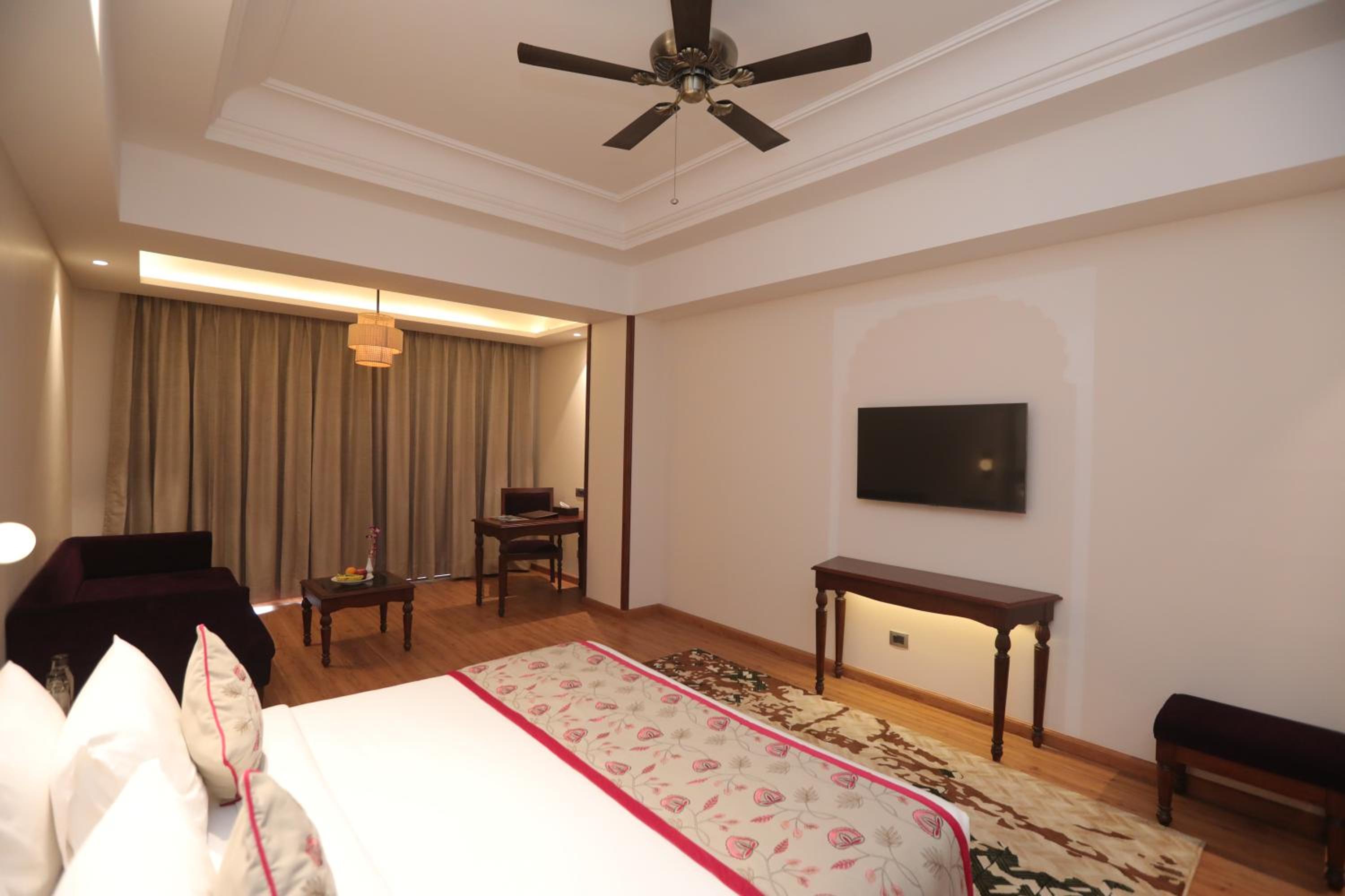 Mughal Club Room with Balcony - Photo 9