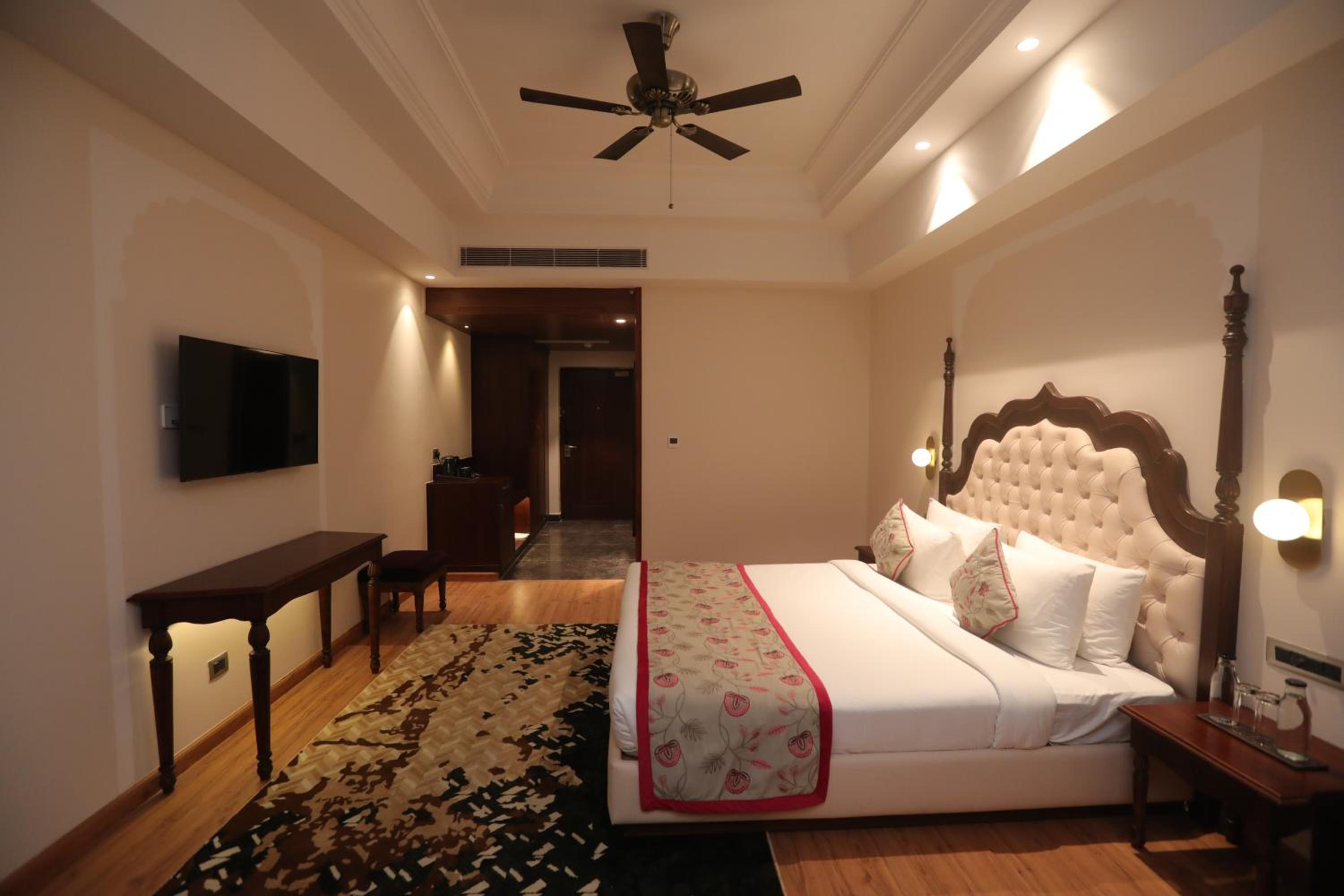 Mughal Club Room with Balcony - Photo 11