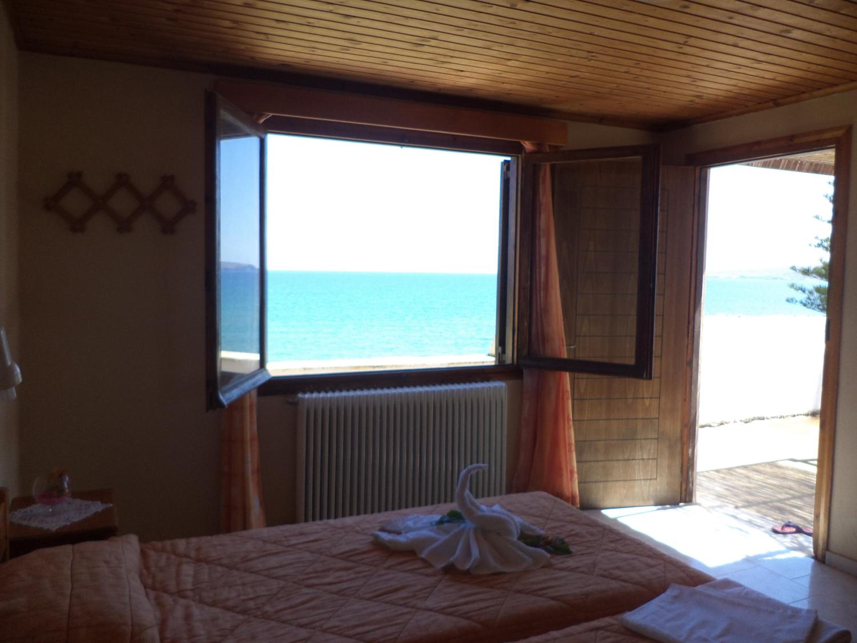 Standard Twin Room with Sea View - Photo 12