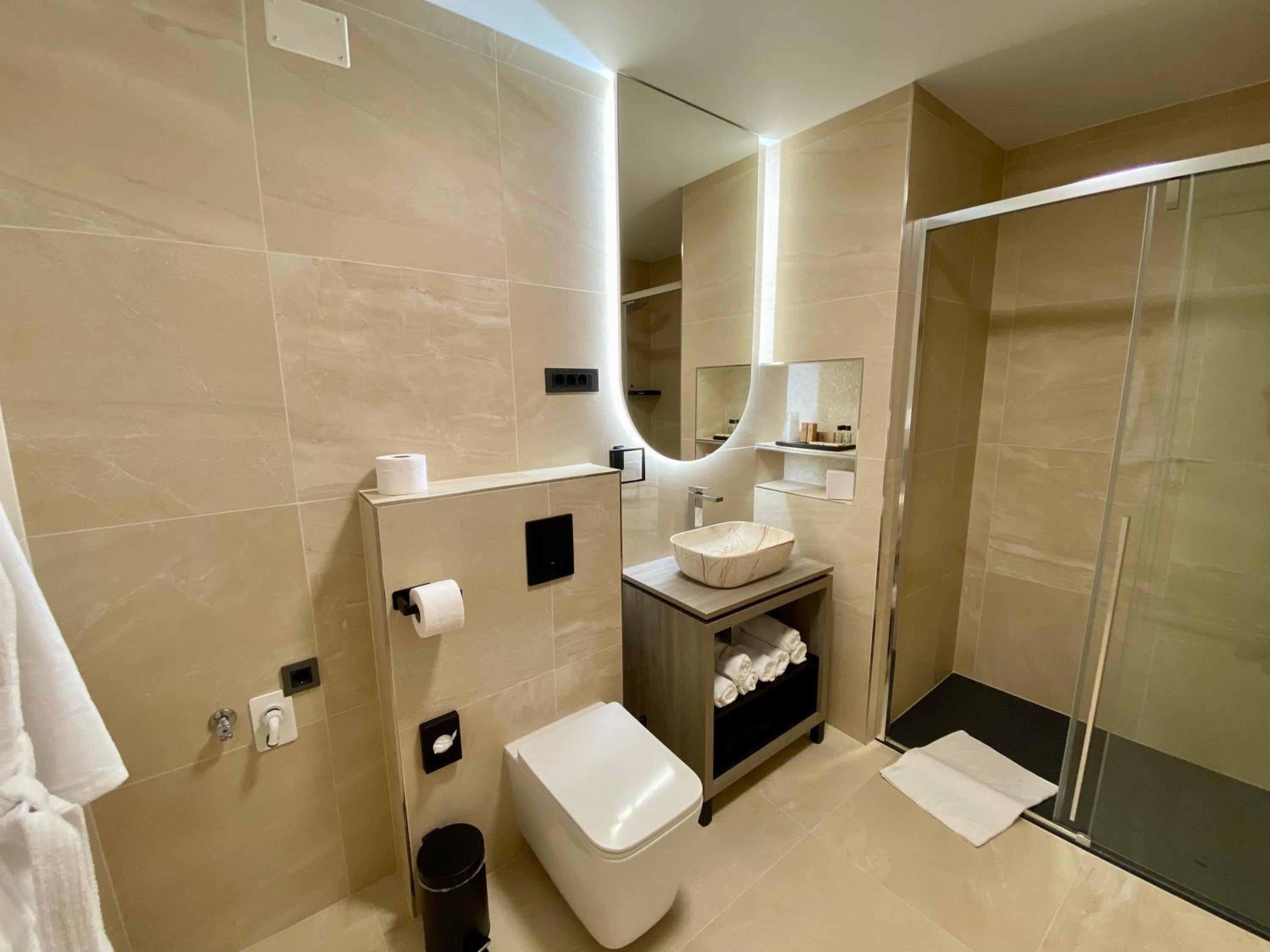 Family Room with Private Bathroom photo 2