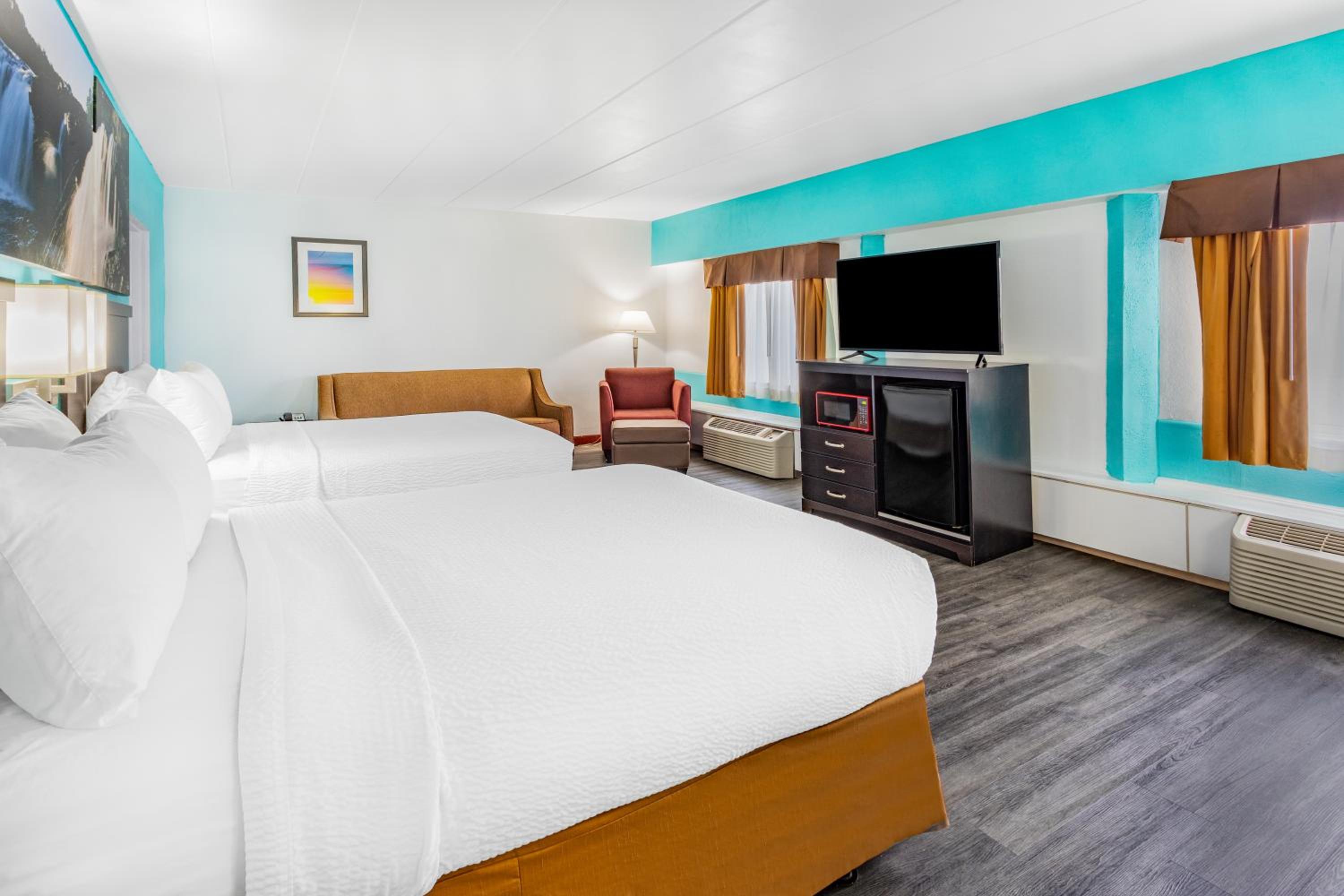 Double Room with Two Double Beds and Shower - Mobility Accessible/Non-Smoking - Photo 1