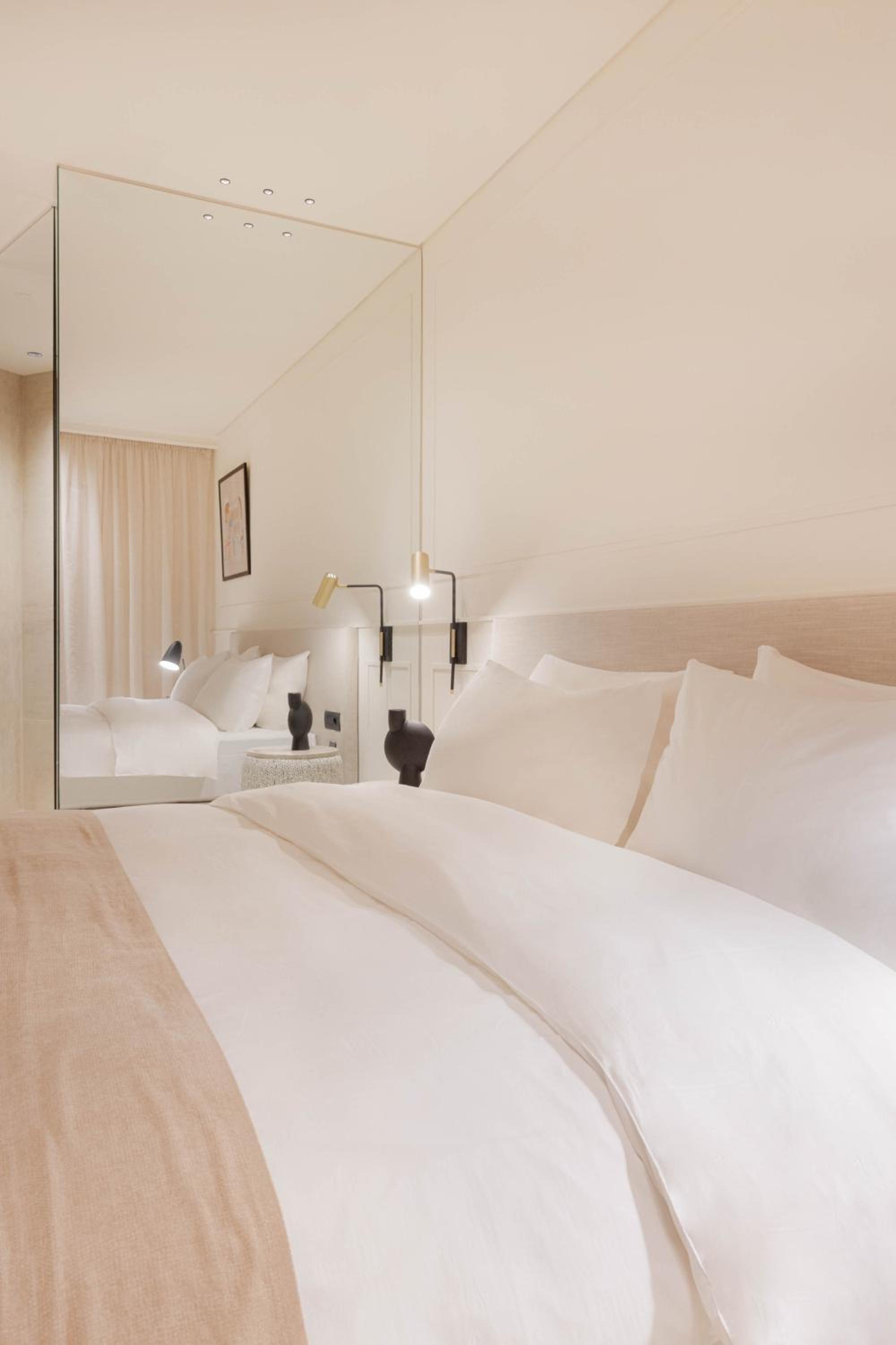Deluxe Double Room with Balcony photo 3