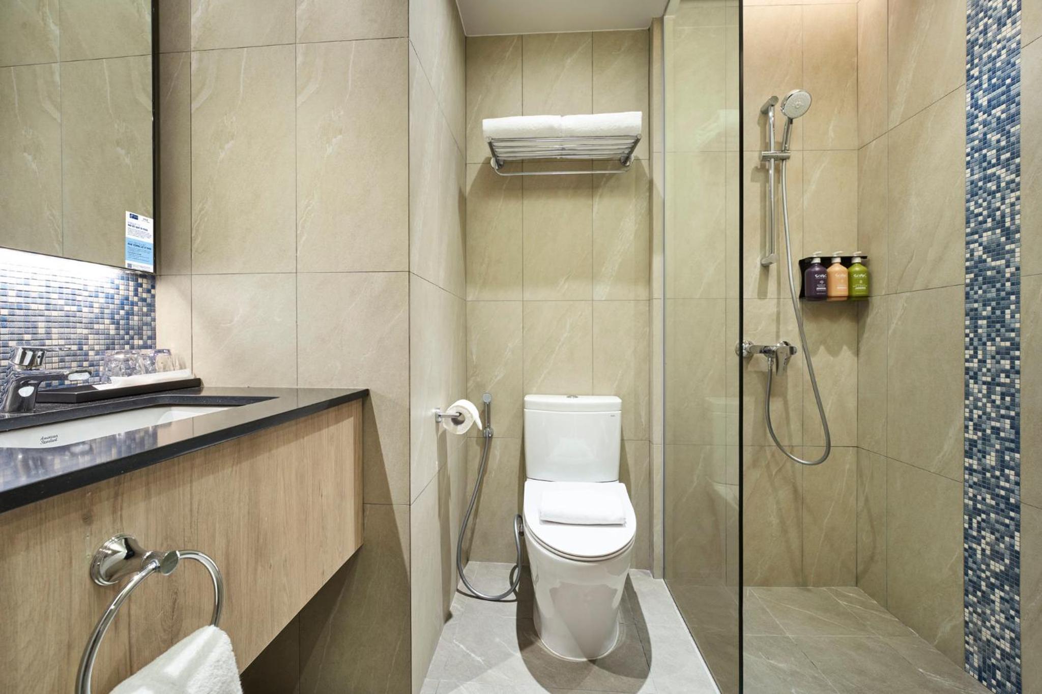 Queen Suite with Kitchenette photo 3