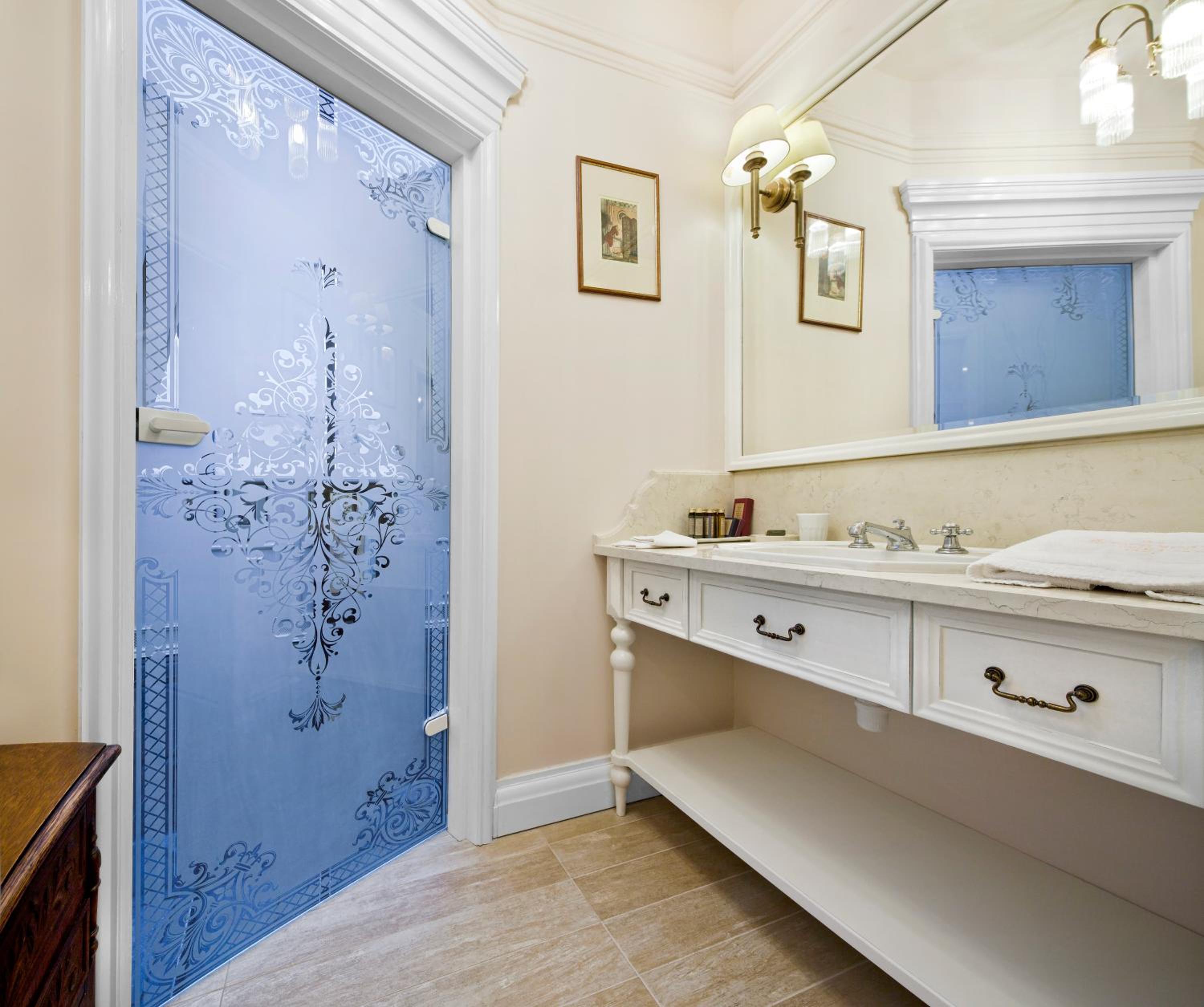 Luxury Suite - Photo 9
