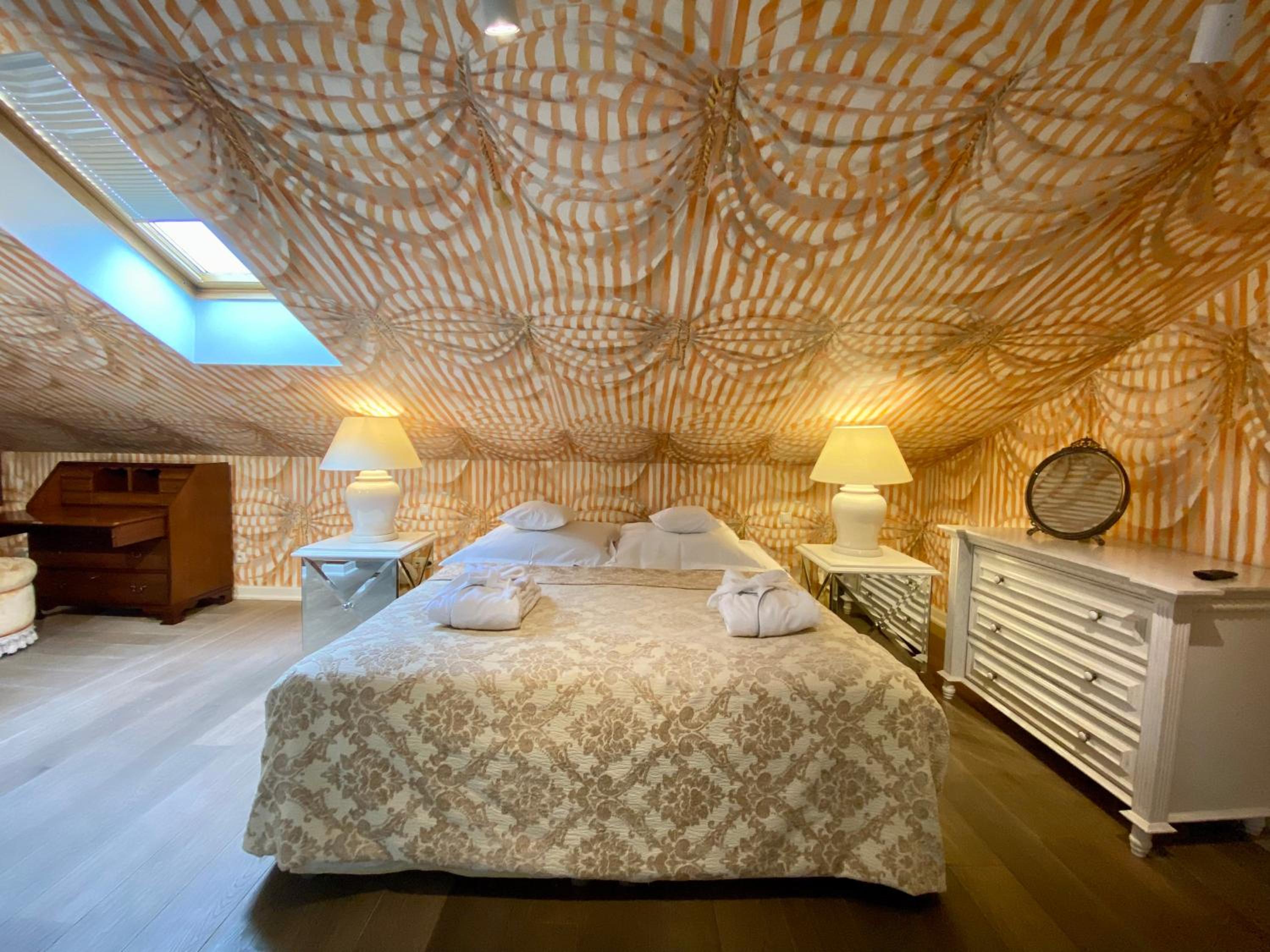 Luxury Suite - Photo 2