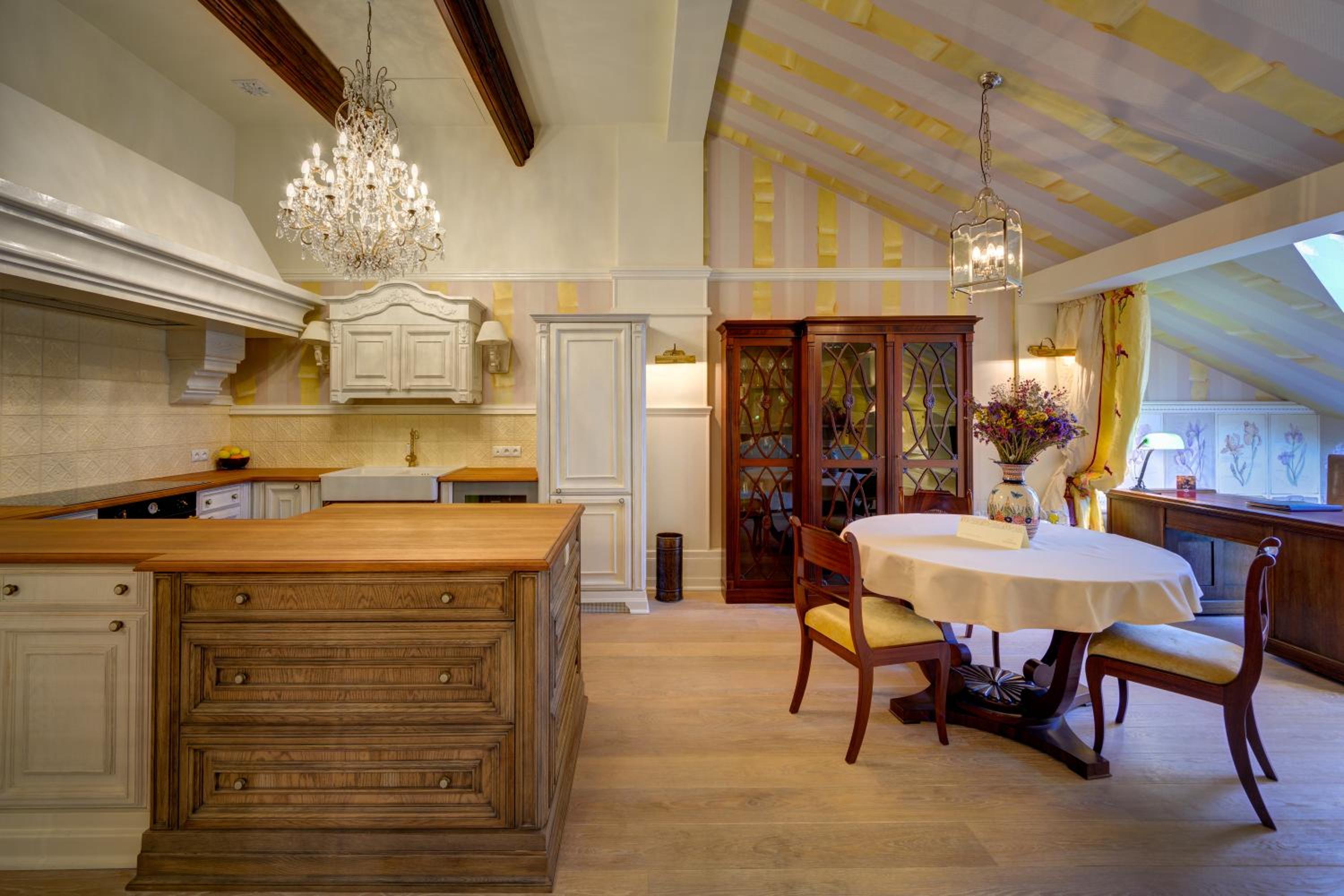 Luxury Suite - Photo 3