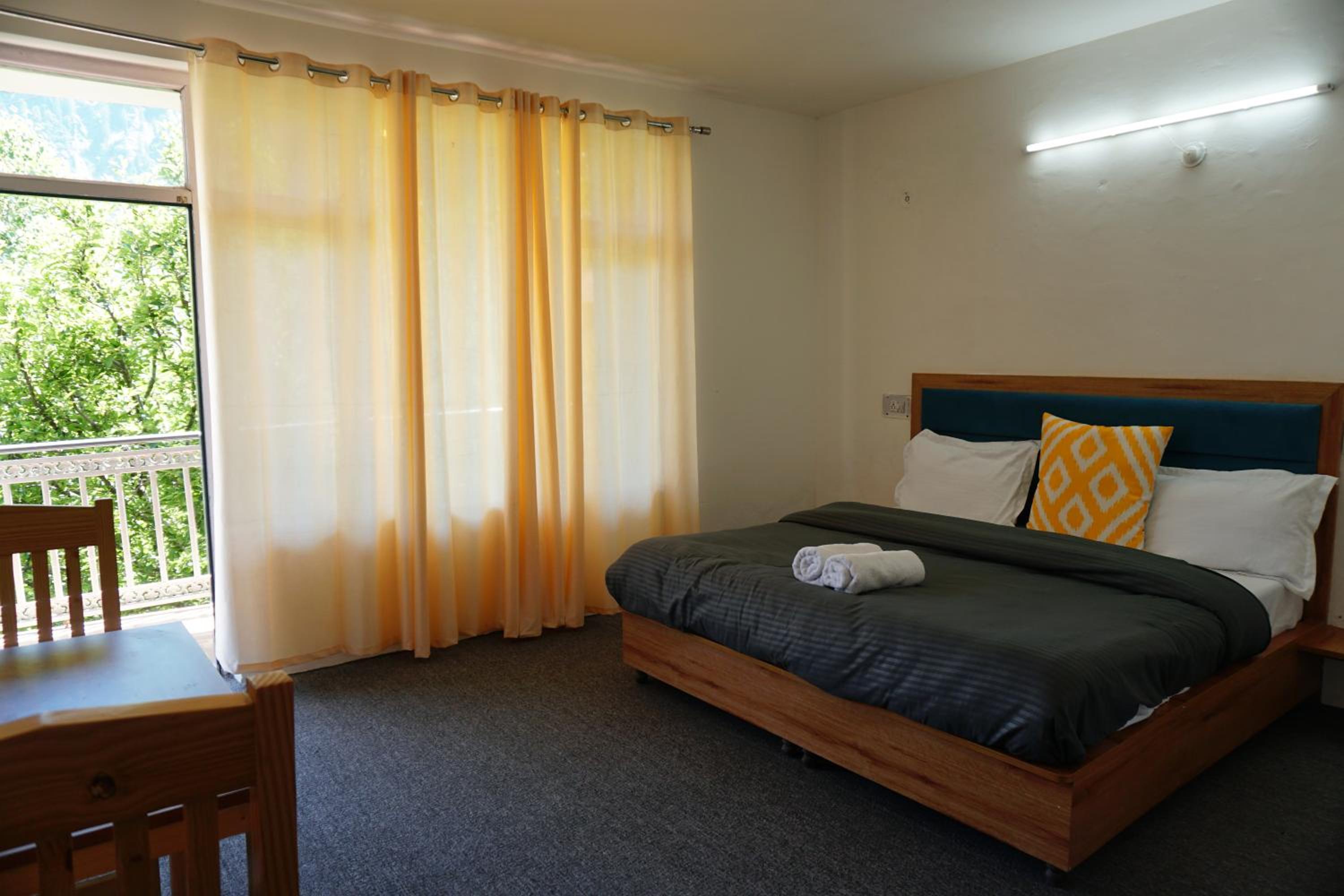Deluxe Double Room with Balcony - Photo 9
