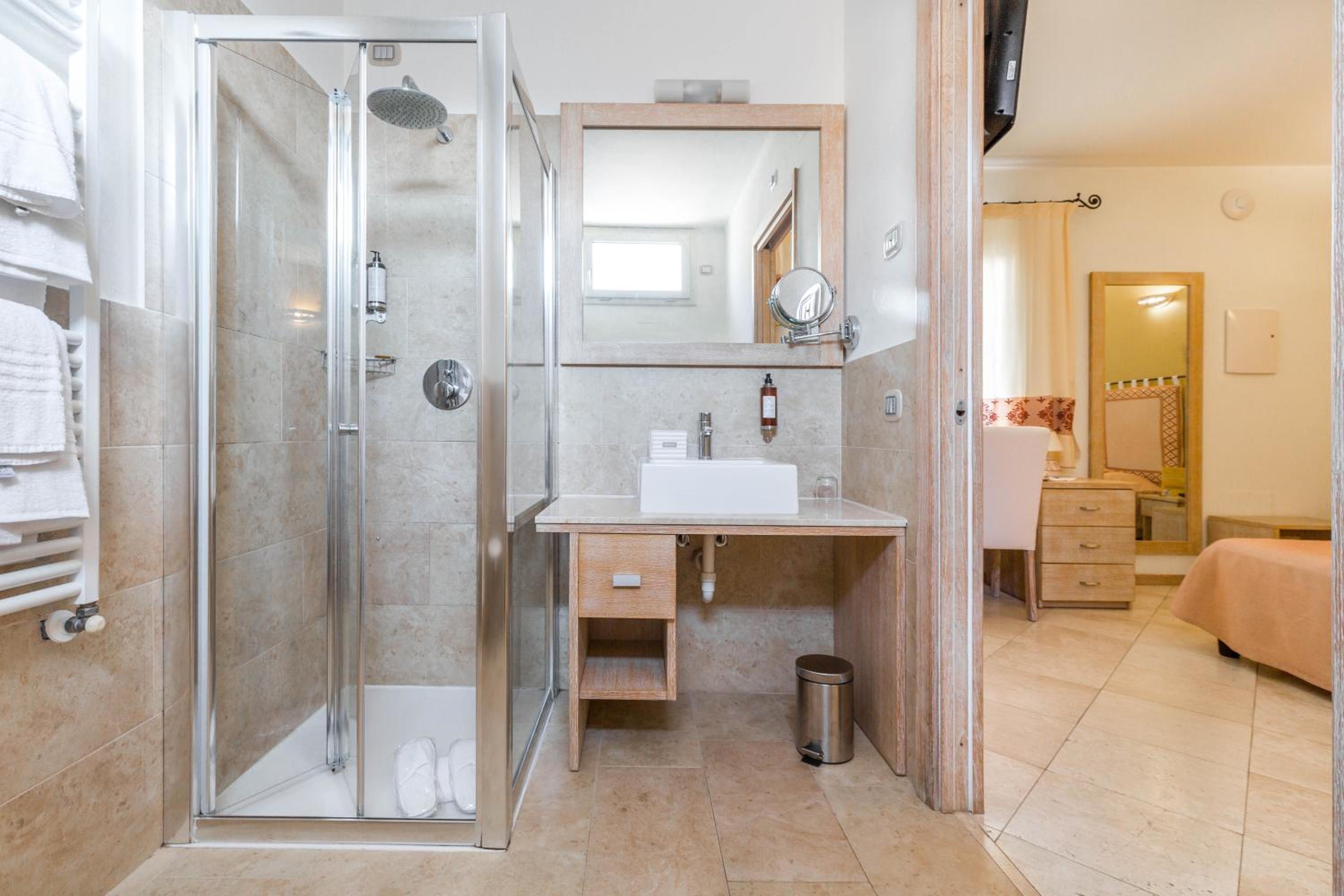 Double or Twin Room - Photo 15