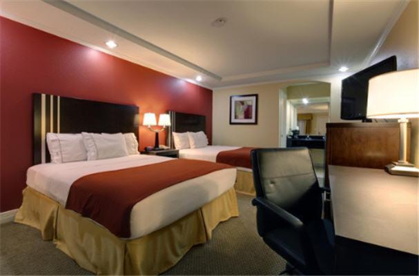 Queen Room with Two Queen Beds - Non-Smoking - Photo 2