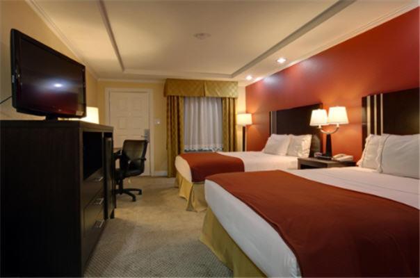 Queen Room with Two Queen Beds - Non-Smoking - Photo 4