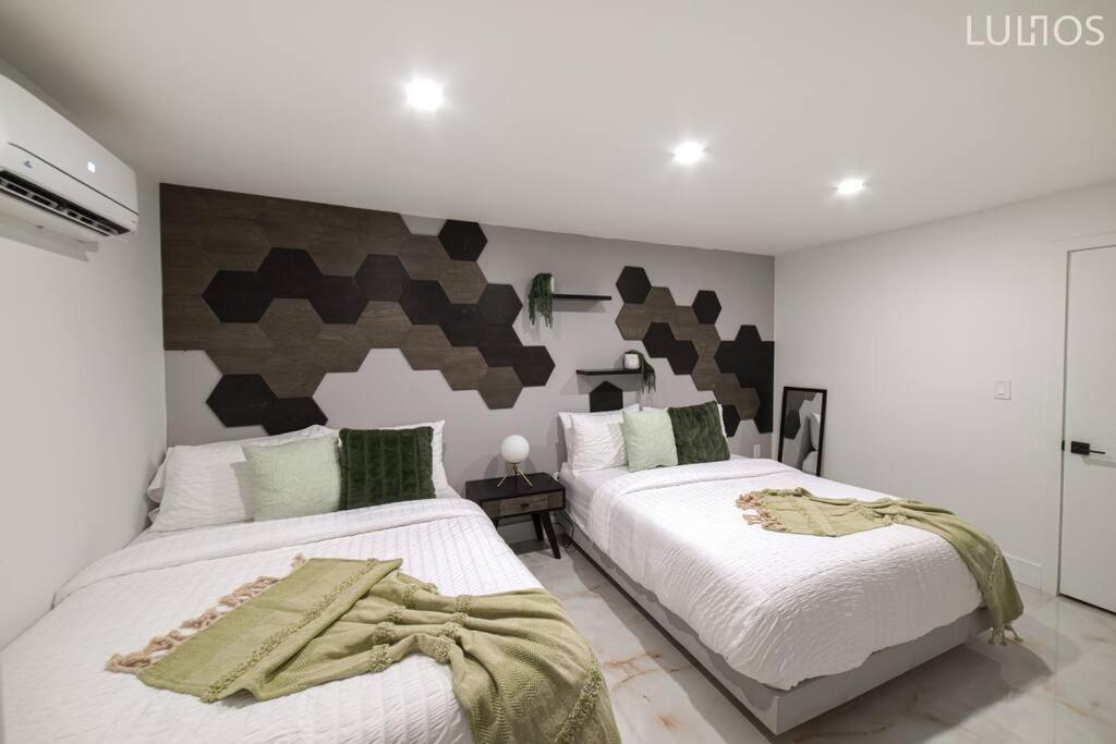 Eight-Bedroom House photo 1