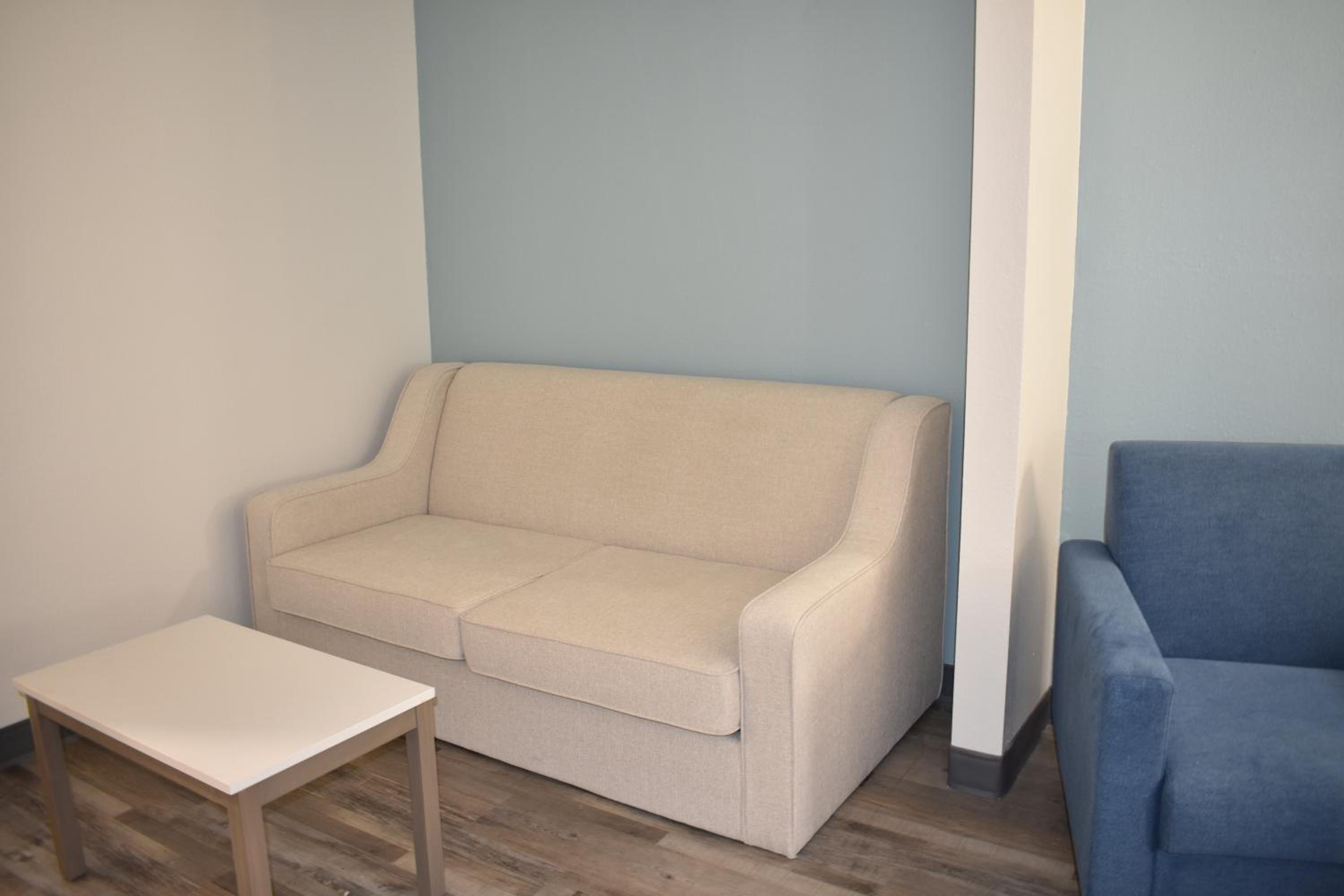 King Suite - Non Smoking/Interior Hall - Photo 6