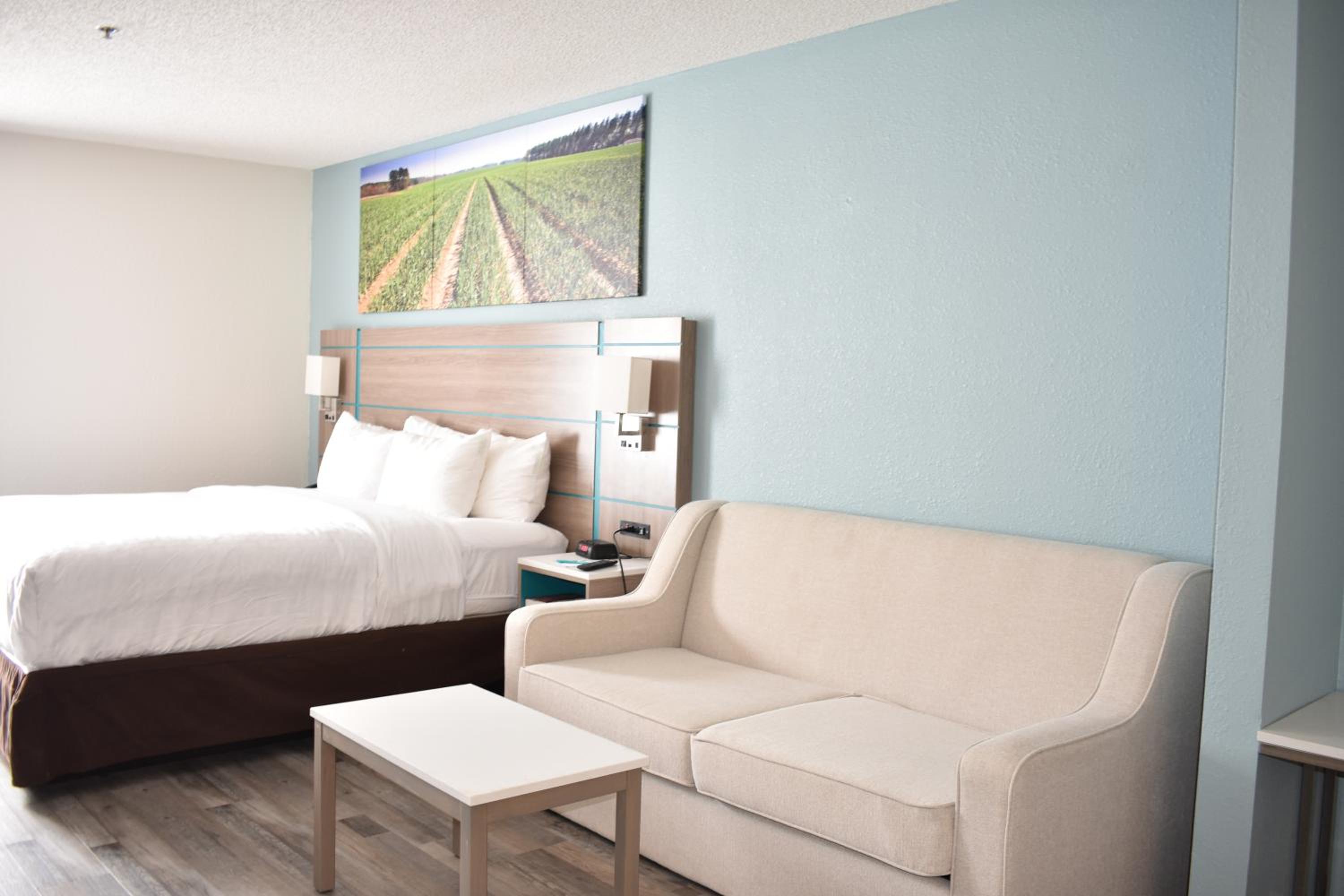 King Suite - Non Smoking/Interior Hall - Photo 10