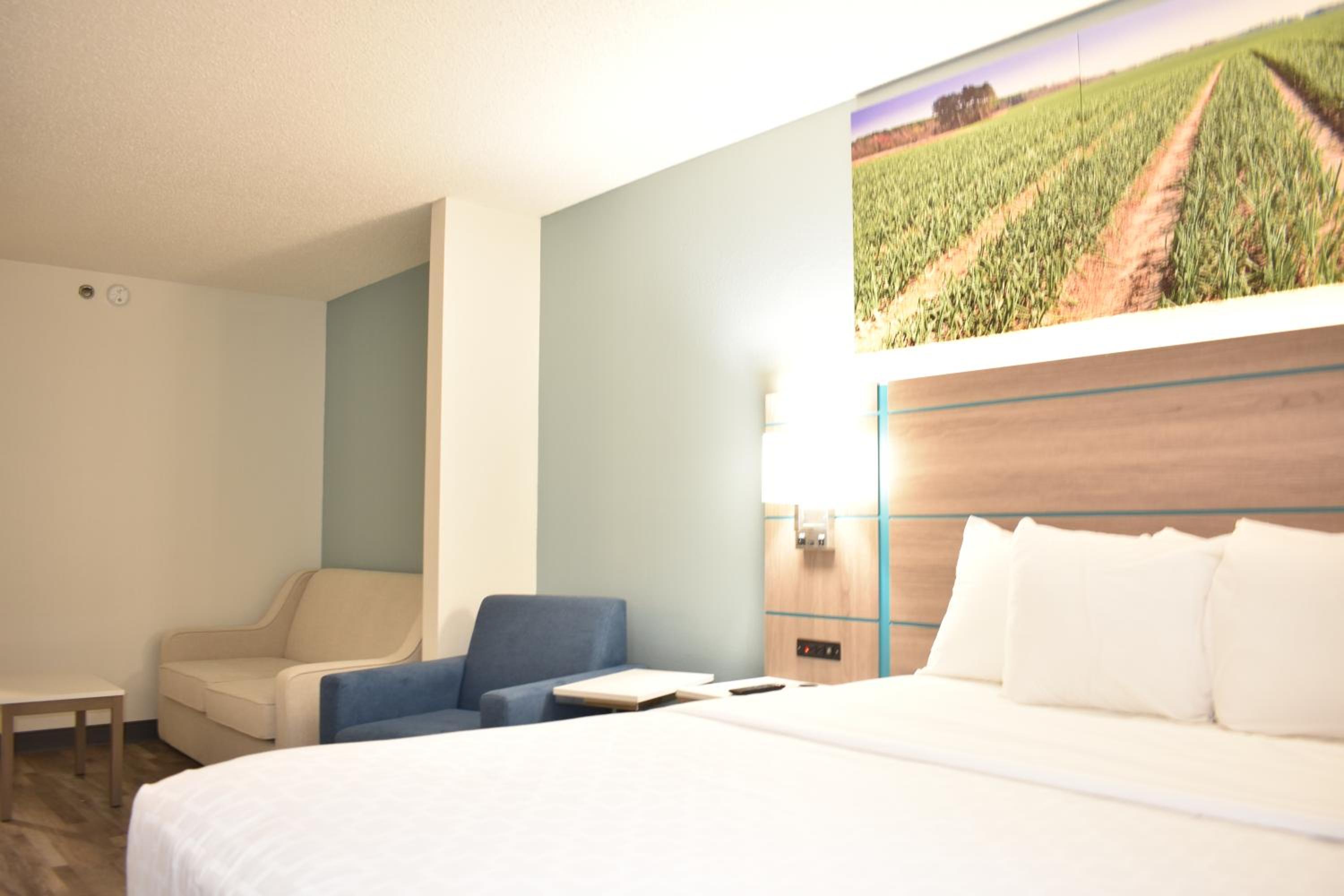 King Suite - Non Smoking/Interior Hall - Photo 9