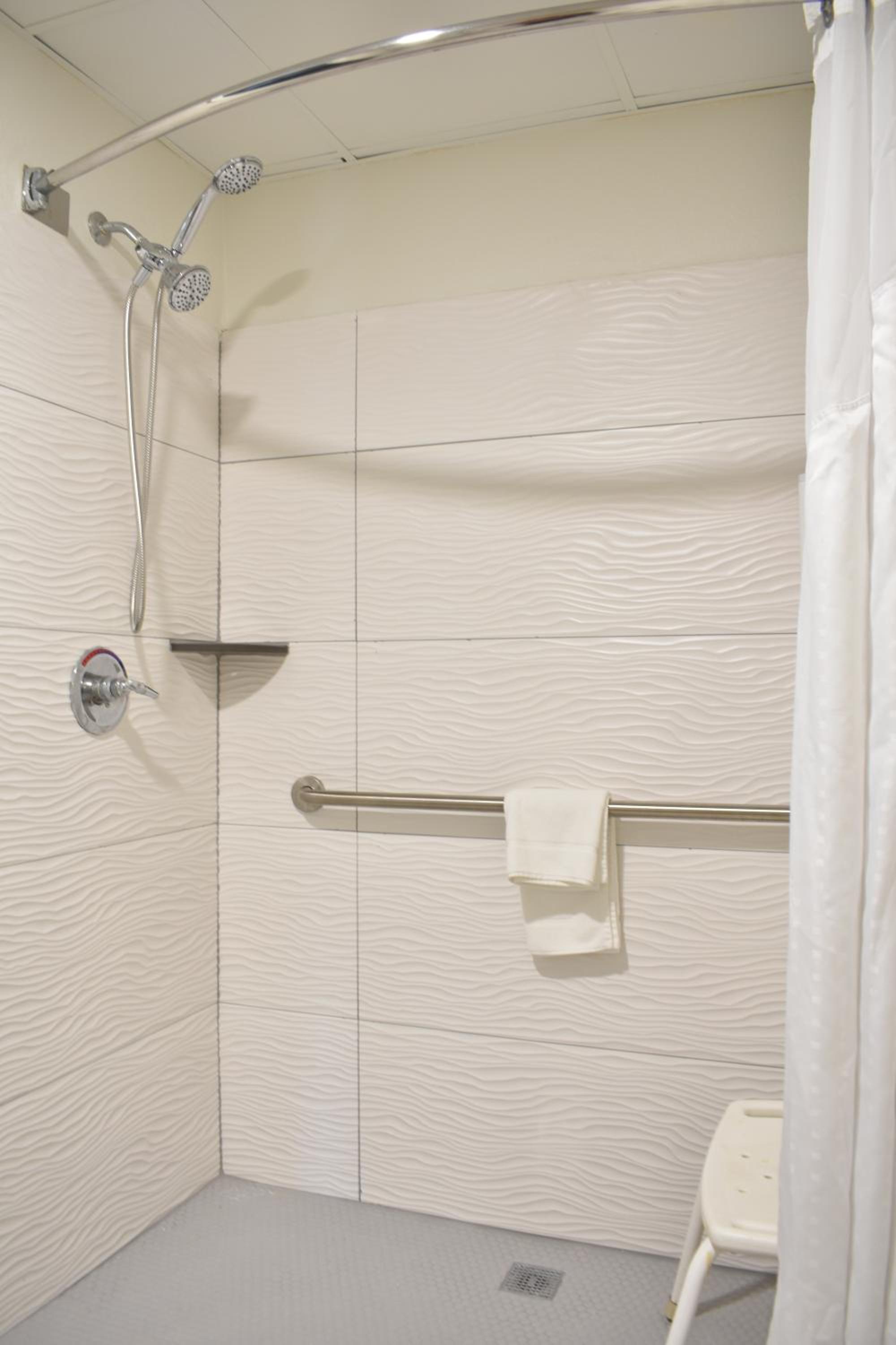 King Room - Disability Access/Non-Smoking - Photo 8