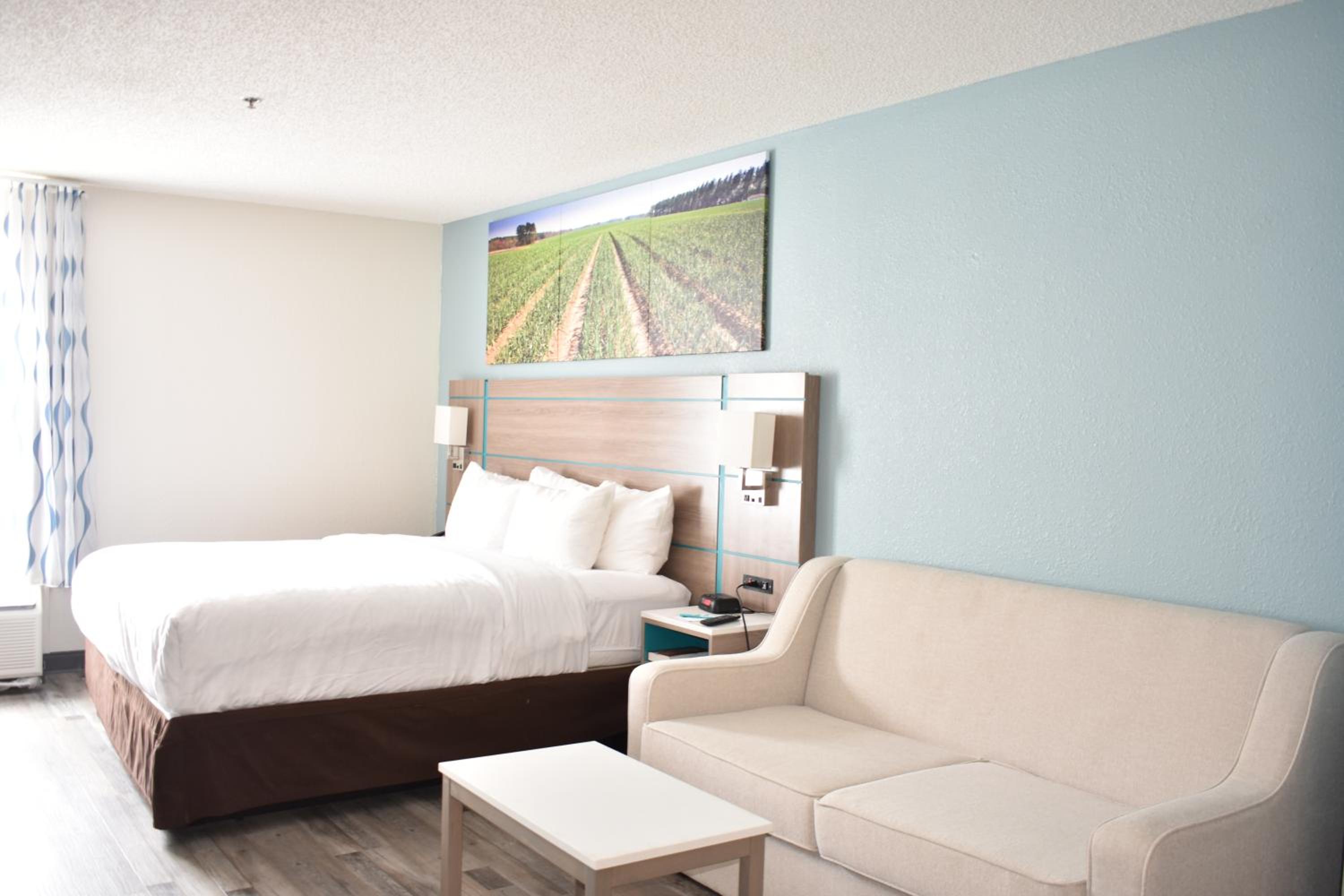King Suite - Non Smoking/Interior Hall - Photo 11