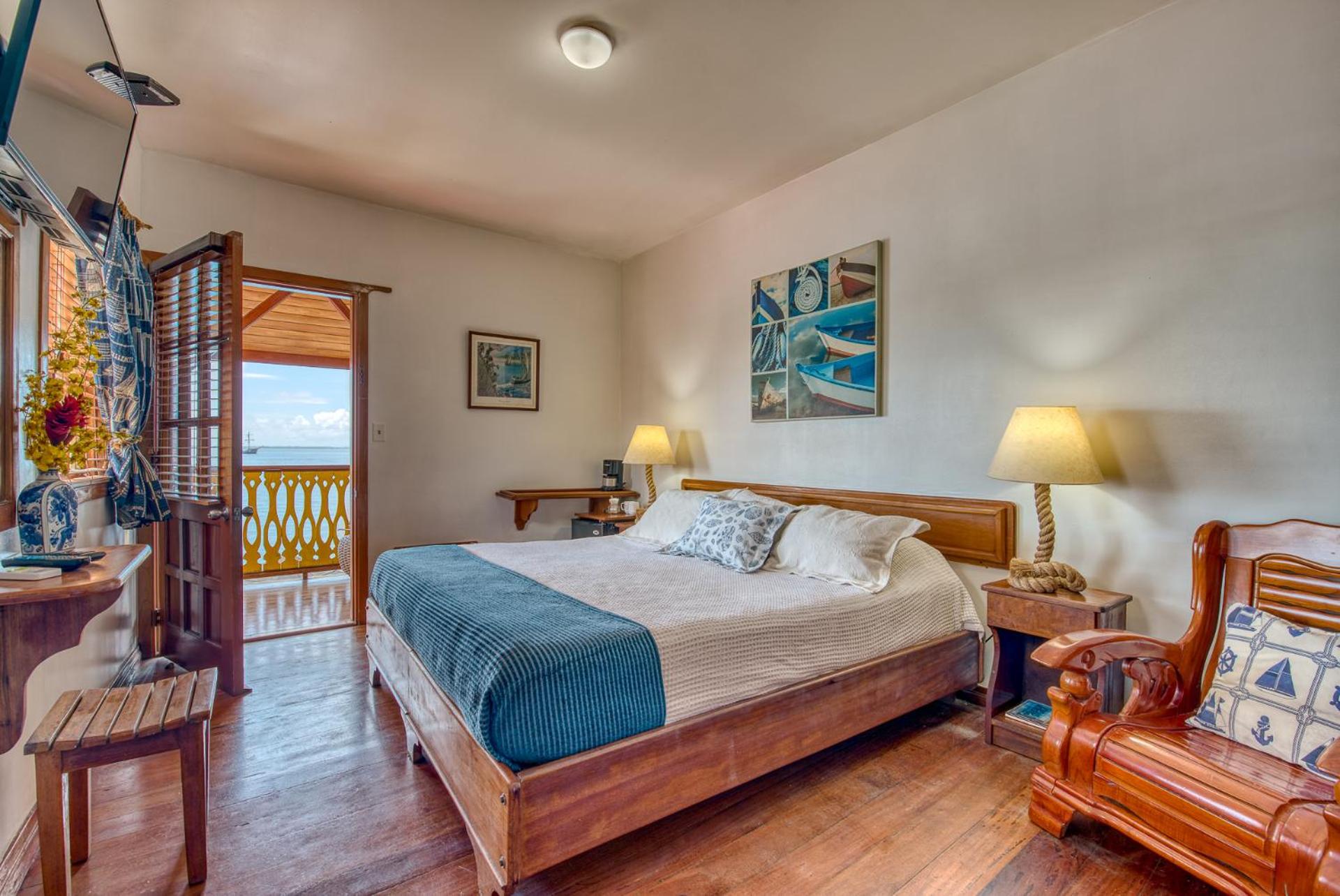 Premium Ocean Balcony with King Bed photo 1
