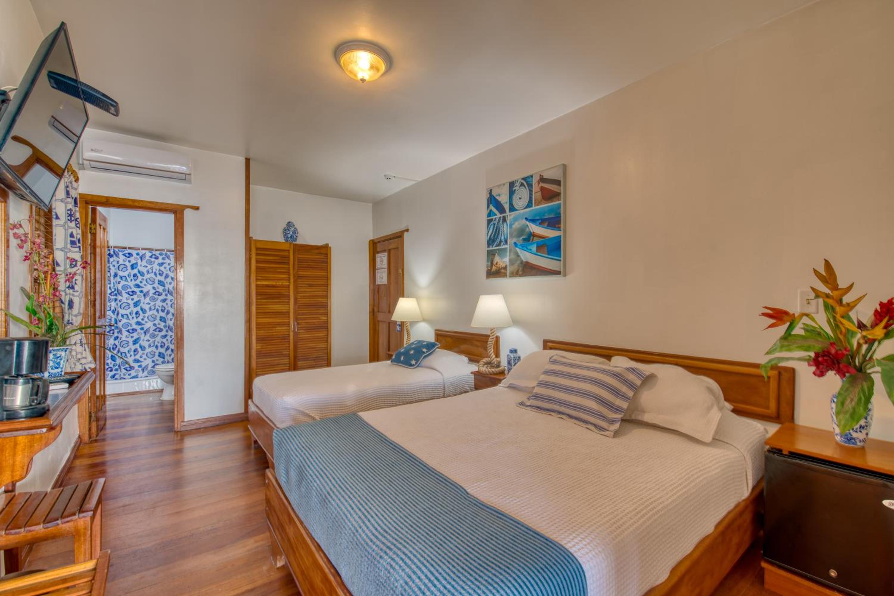 Premium Ocean Balcony with Queen and Single Bed photo 3