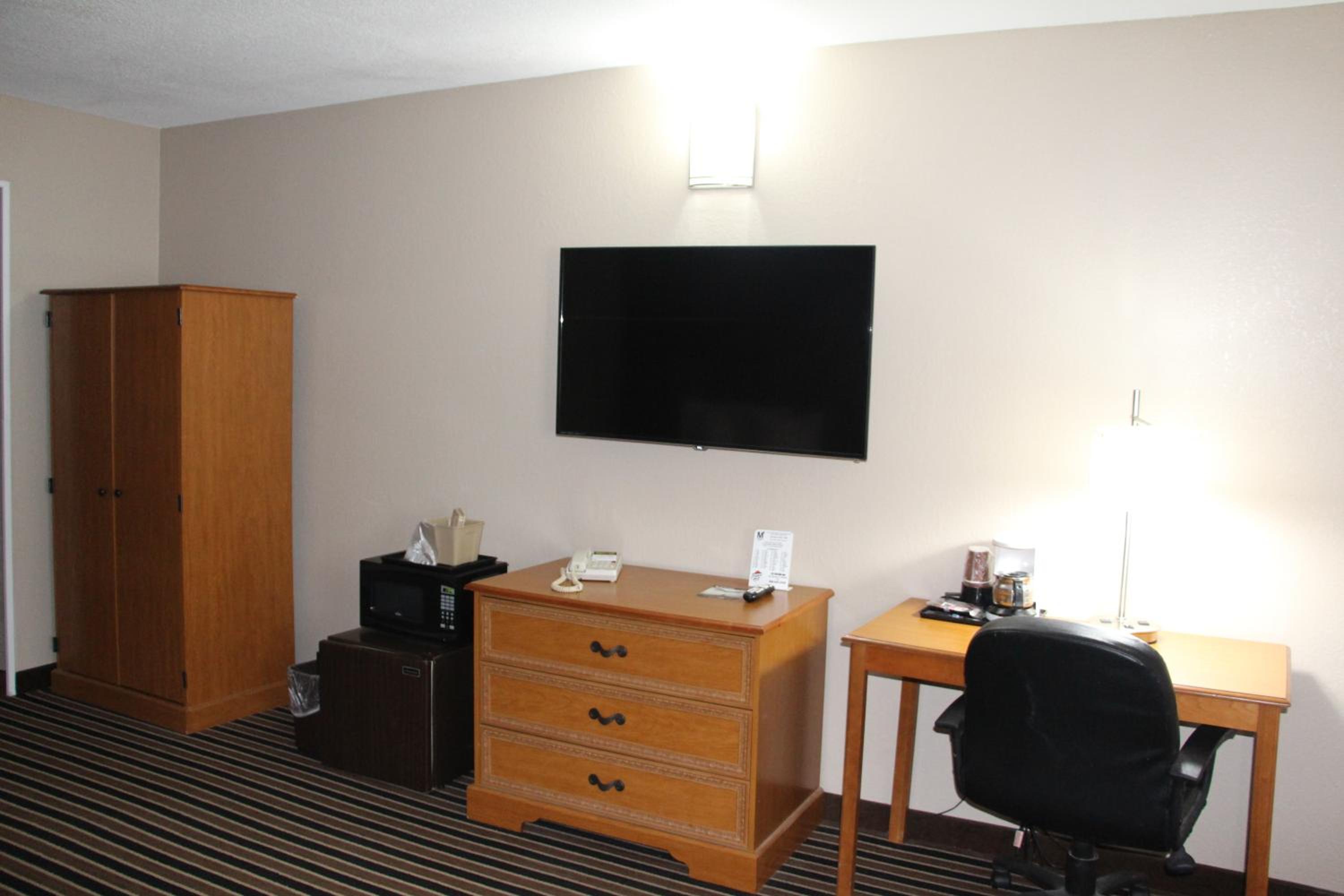 Queen Room with Two Queen Beds - Non-Smoking - Photo 15