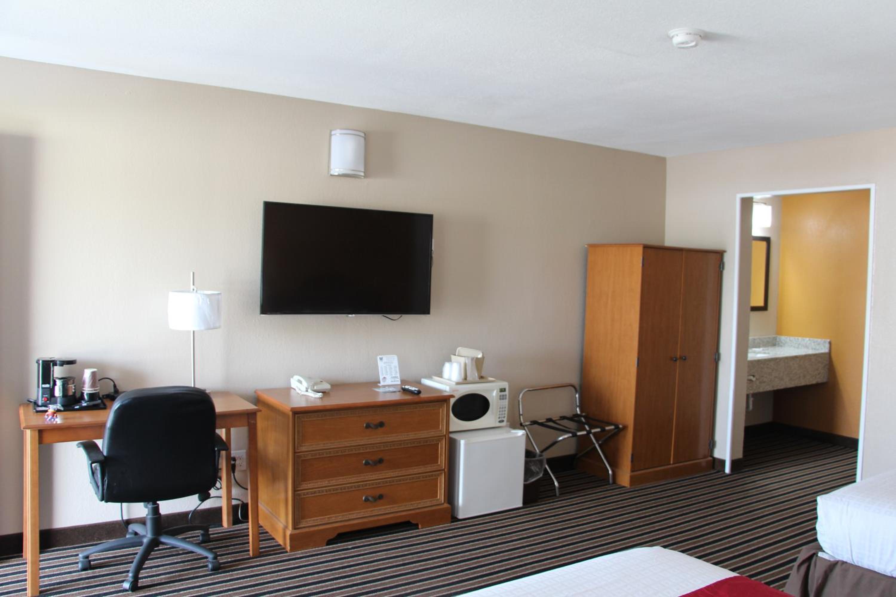 Queen Room with Two Queen Beds - Non-Smoking - Photo 11