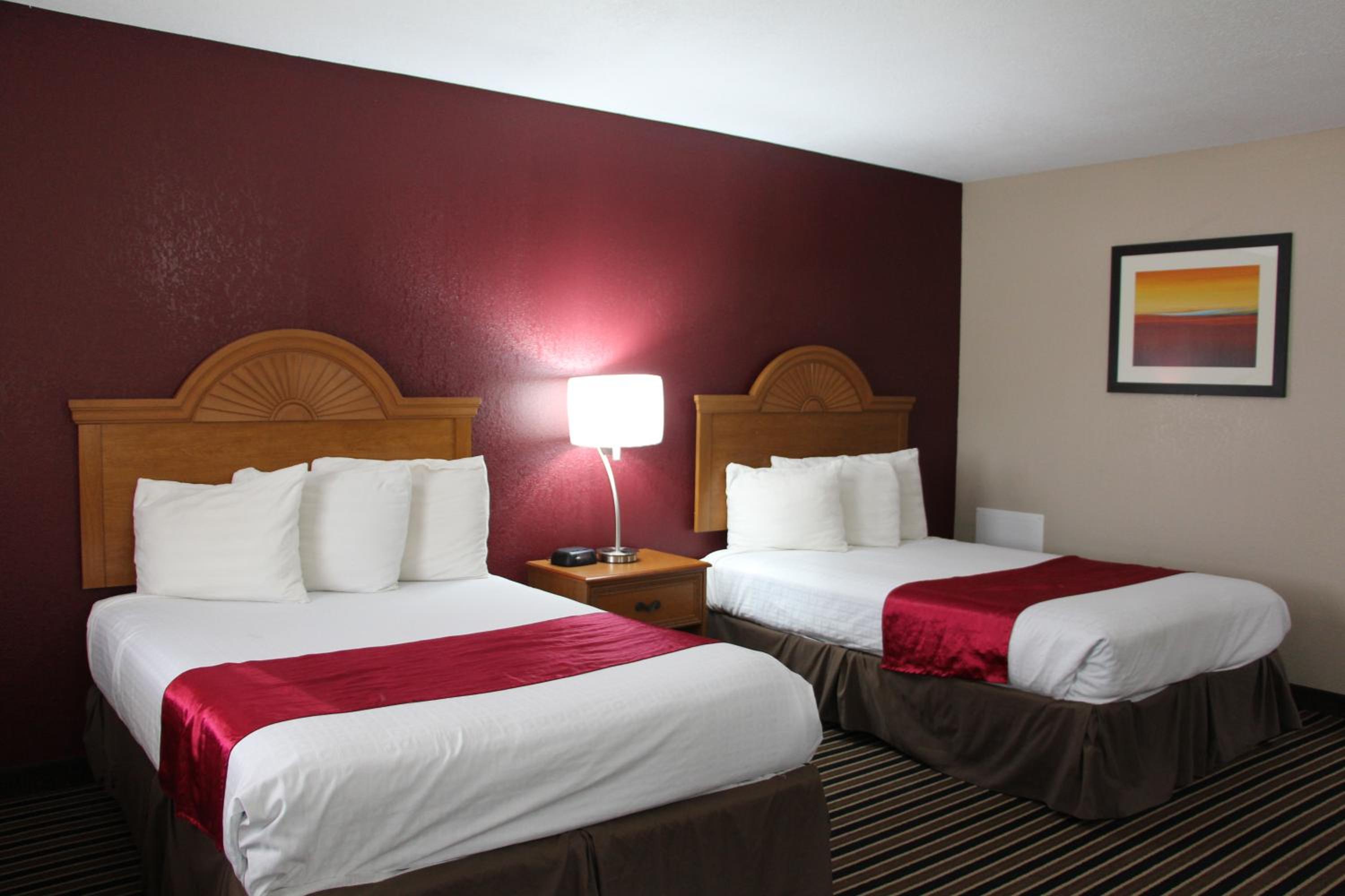 Queen Room with Two Queen Beds - Non-Smoking - Photo 9