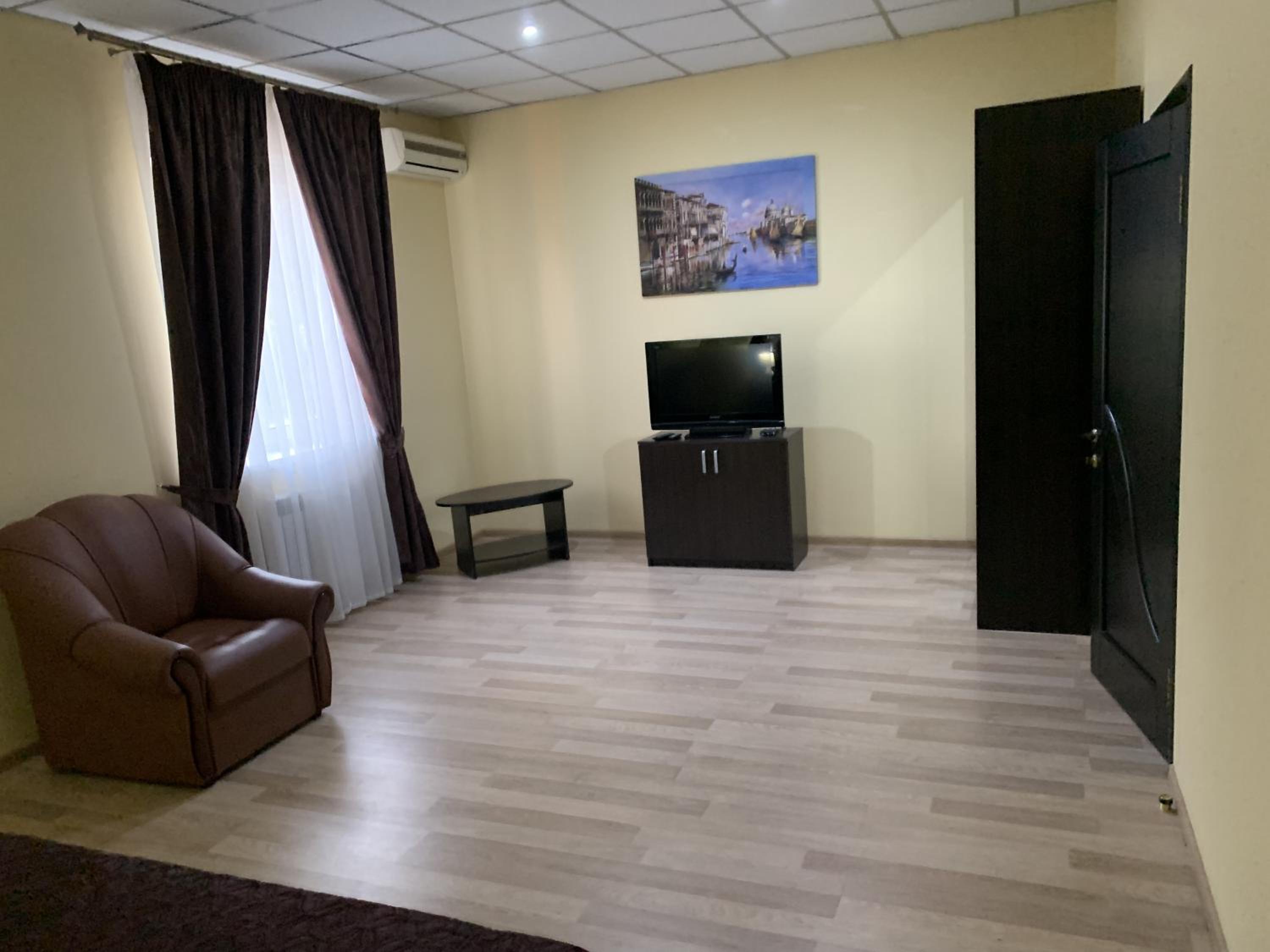 Family Room with Private Bathroom photo 1