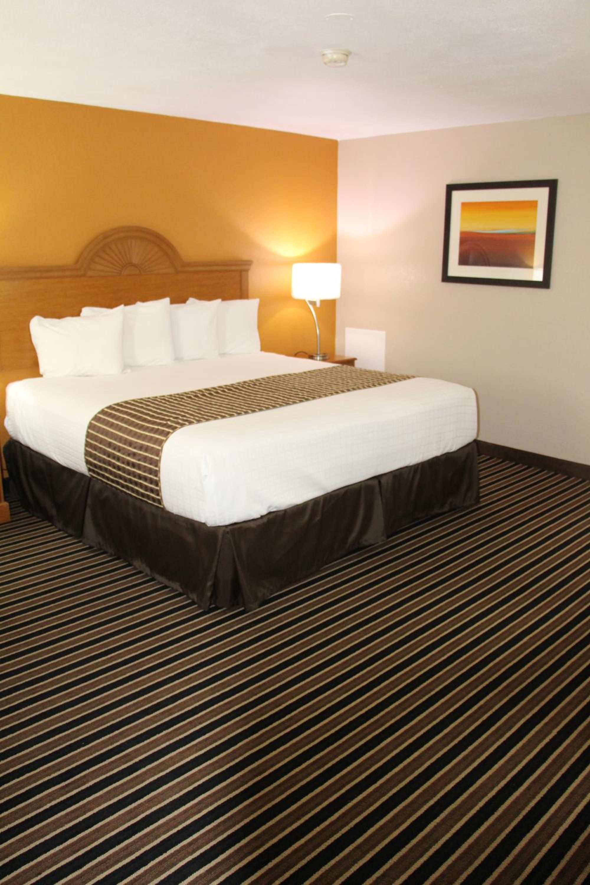 King Room - Non-Smoking - Photo 3