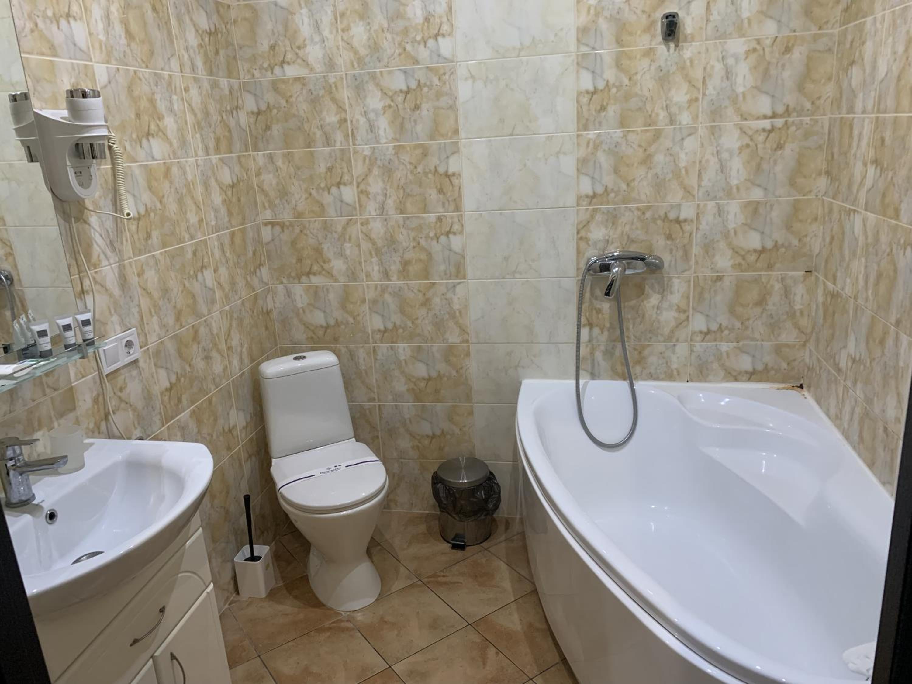 Family Room with Private Bathroom photo 2