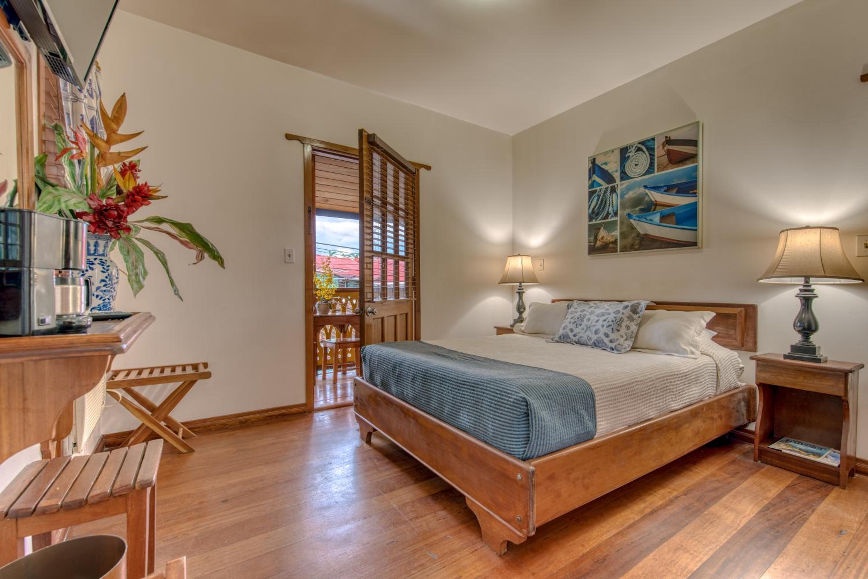 Premium Town Balcony with Queen bed photo 2