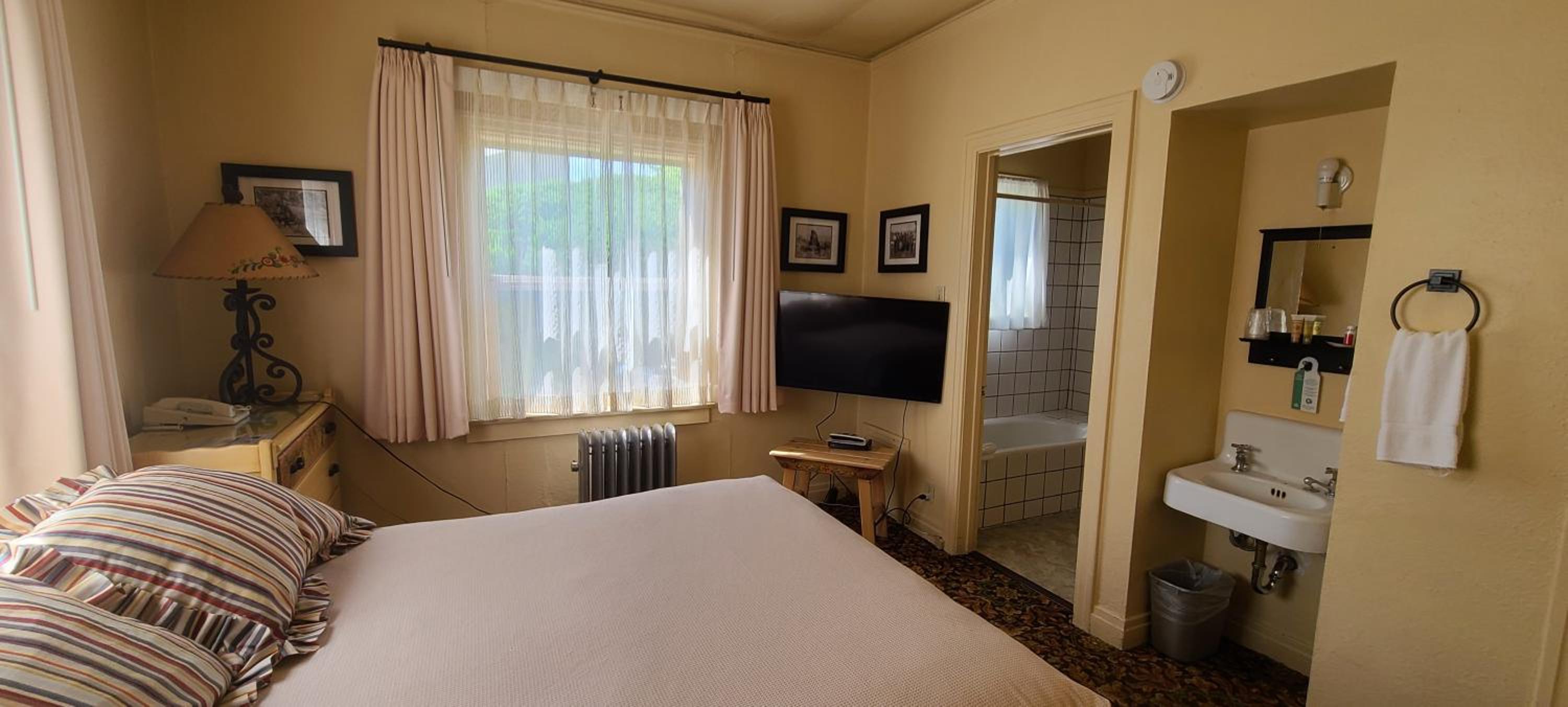 Double Room with Private Bathroom photo 2
