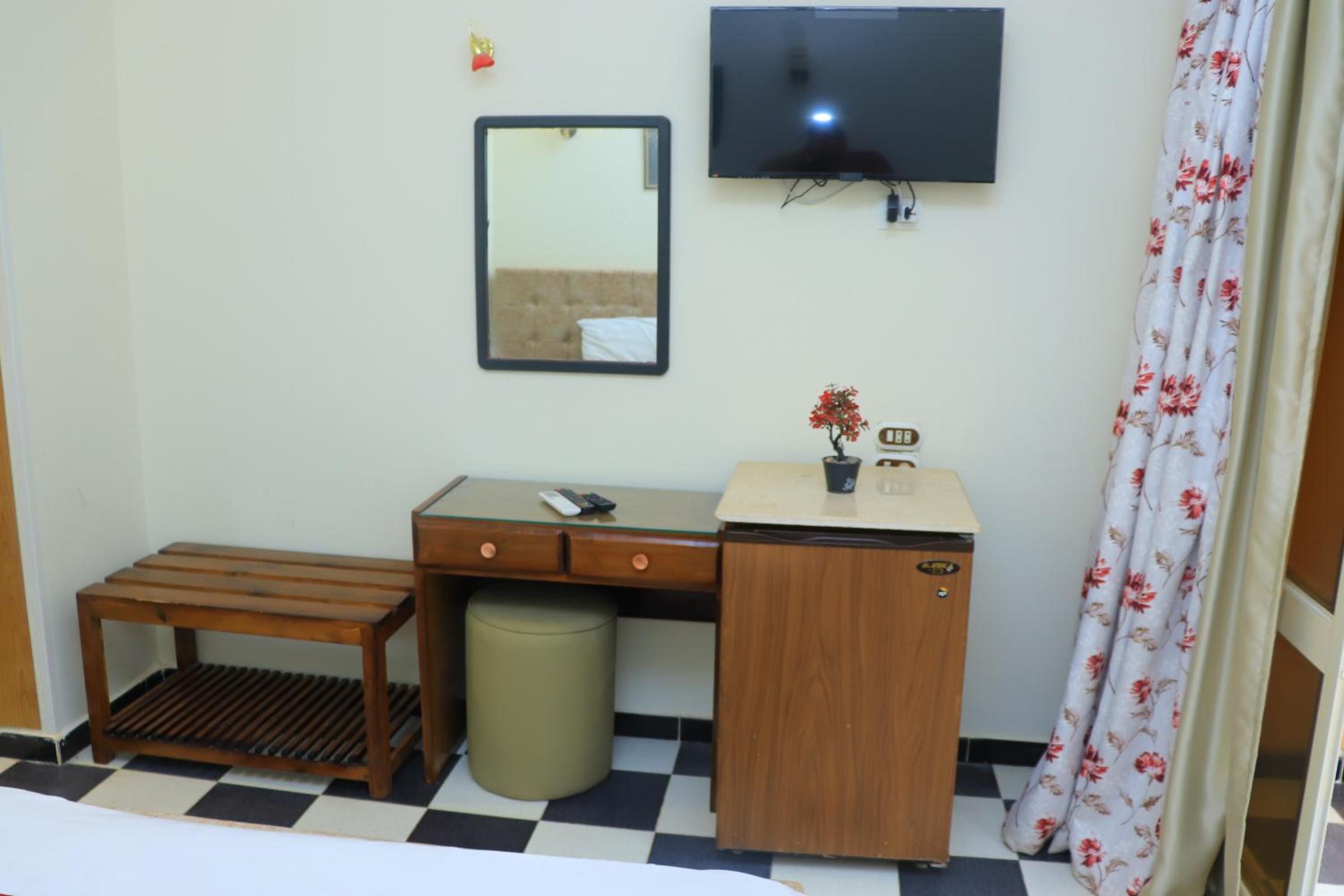 Standard Double or Twin Room - Photo 6