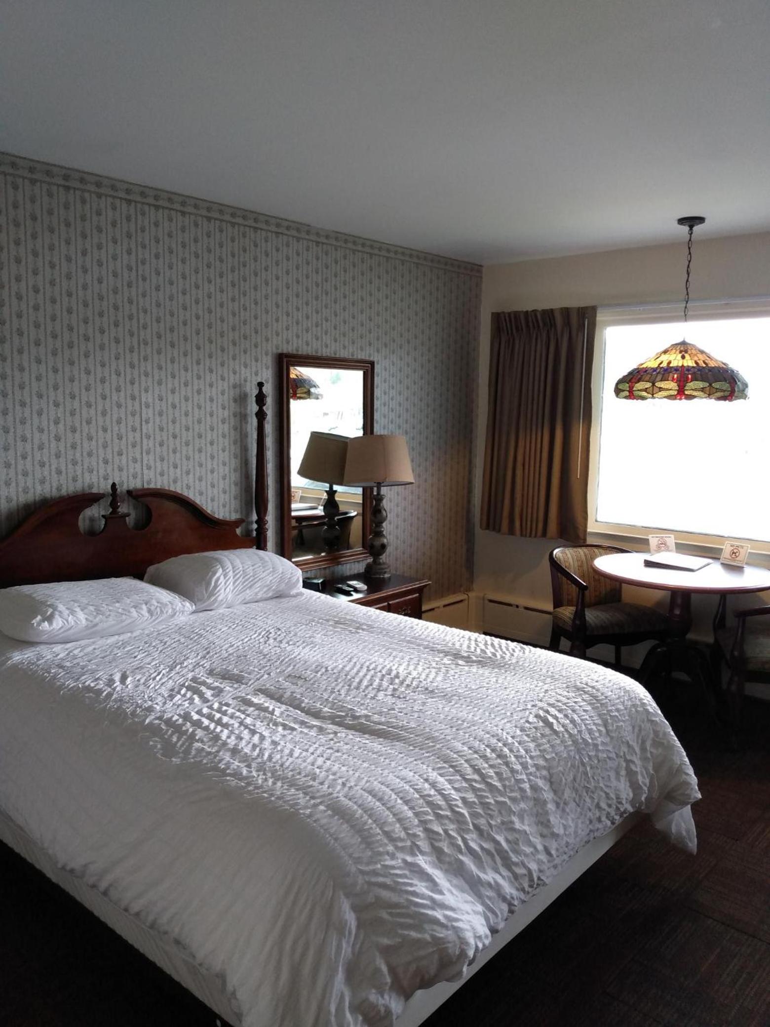 Queen Room with Kitchen, Partial Lake View